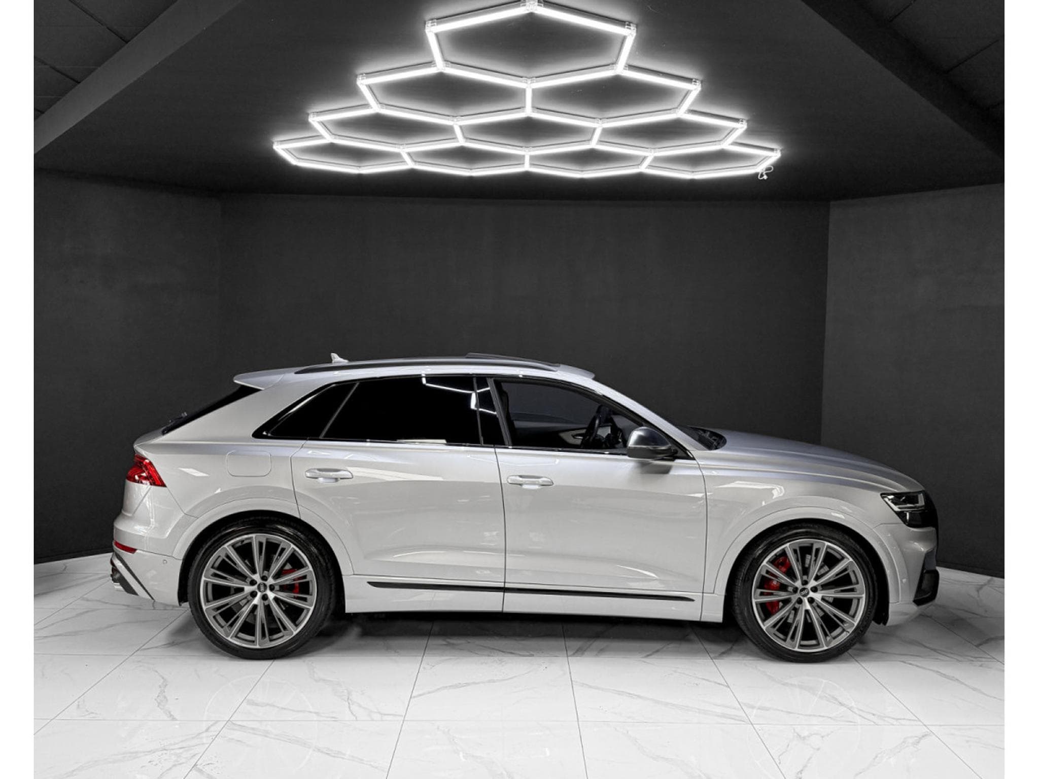 Audi SQ8 4.0 TFSI / REAR-AXLE / B&O / PANO / HEAD-UP / (2021) - Foto 6