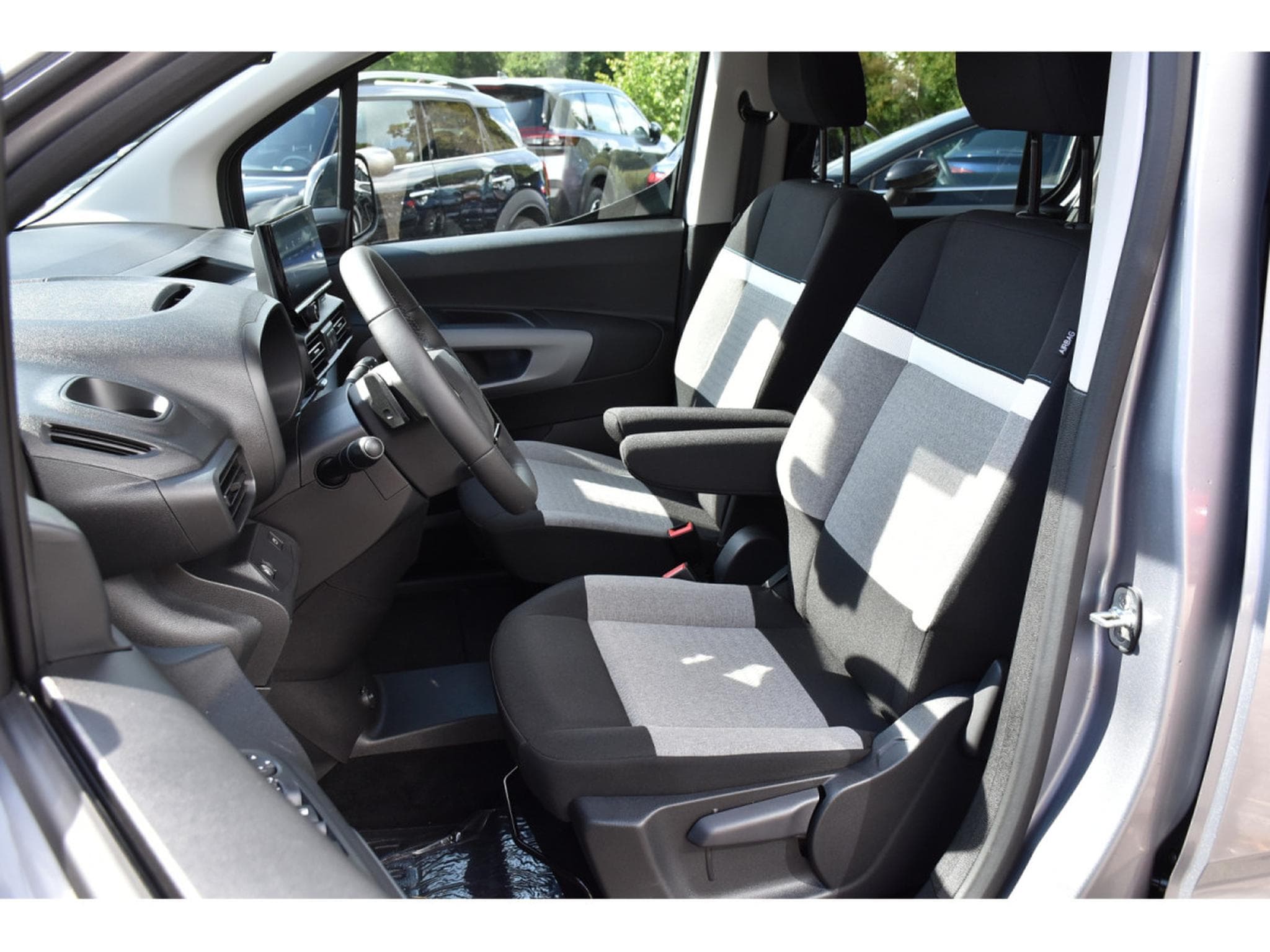 Citroën Berlingo 1.5 BlueHDI 130 EAT8 5 Pl. REGUL SMARTPHONE LED NEUF (2026) - Foto 5
