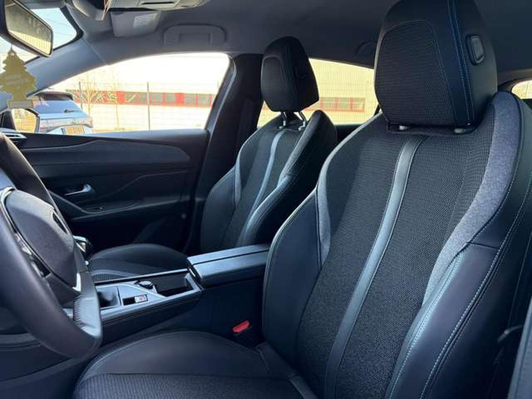 Peugeot 308 1.2 PURETECH 130CH S&S ALLURE (2023) - Foto 5