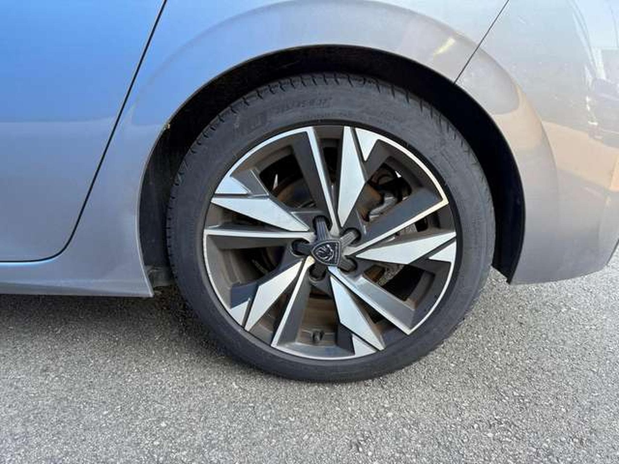 Peugeot 308 1.2 PURETECH 130CH S&S ALLURE (2023) - Foto 13