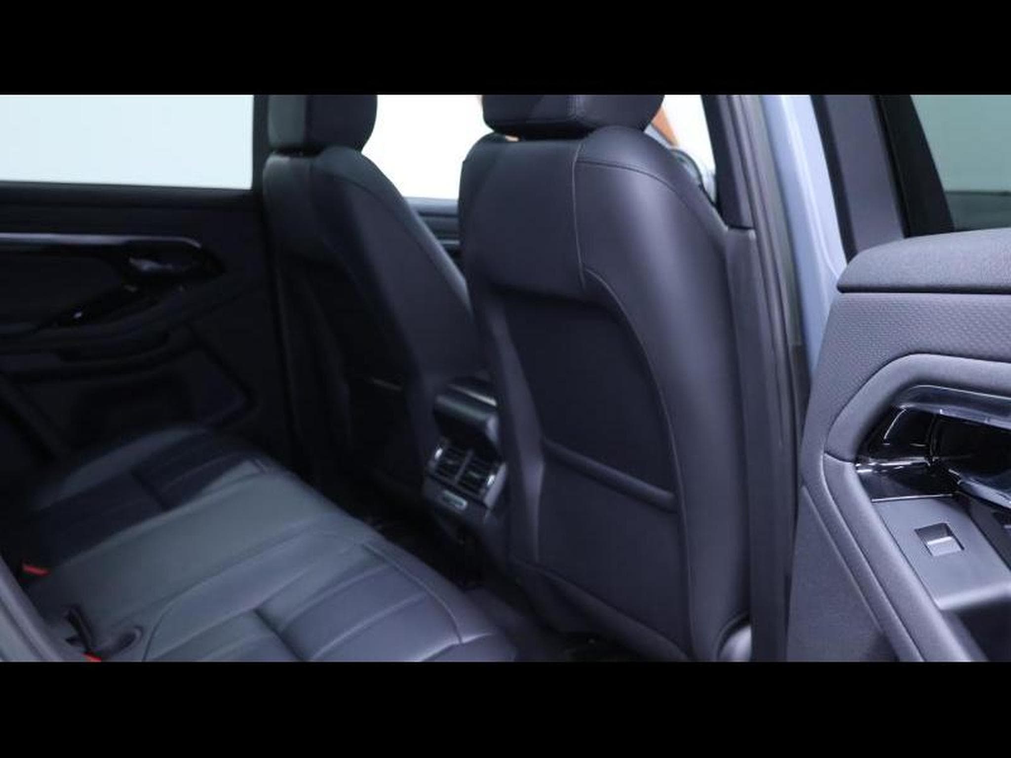 Land-Rover Range Rover Evoque P300e R-Dynamic S (2024) - Photo 13