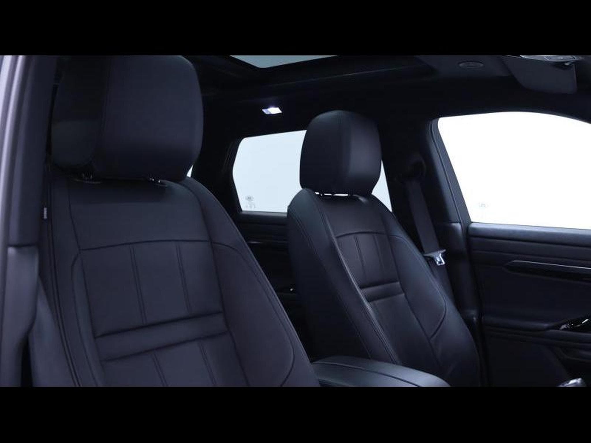 Land-Rover Range Rover Evoque P300e R-Dynamic S (2024) - Photo 12