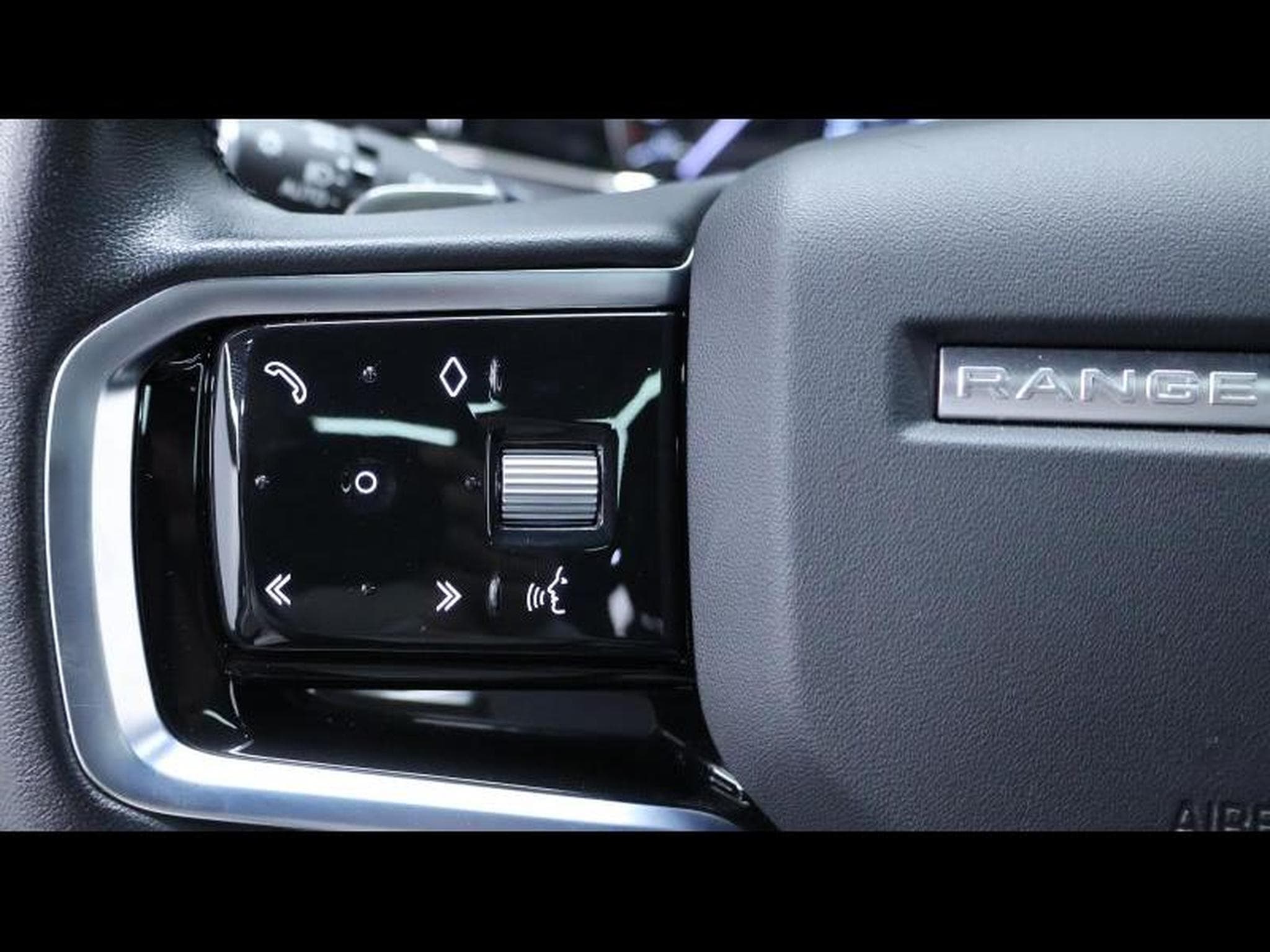 Land-Rover Range Rover Evoque P300e R-Dynamic S (2024) - Photo 17