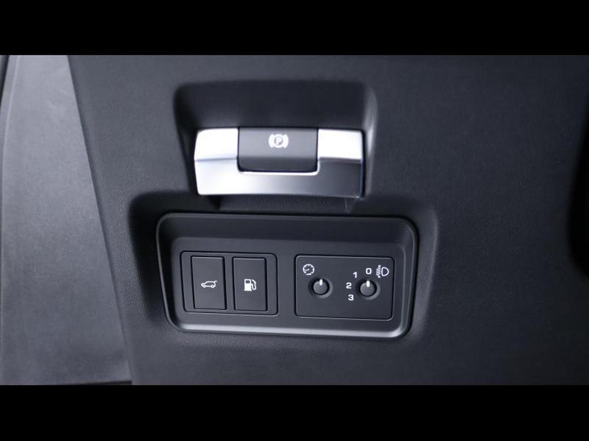Land-Rover Range Rover Evoque P300e R-Dynamic S (2024) - Photo 29