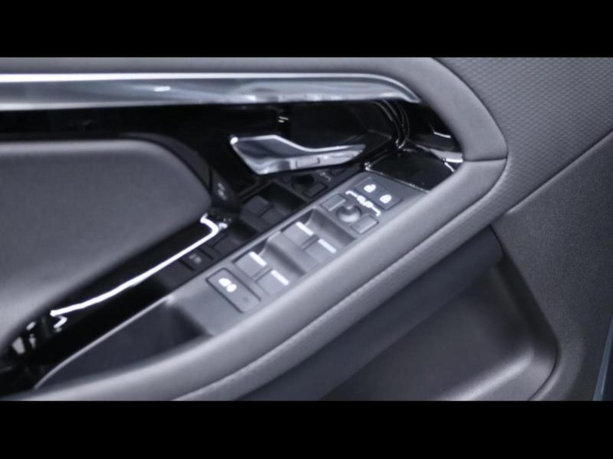 Land-Rover Range Rover Evoque P300e R-Dynamic S (2024) - Photo 26