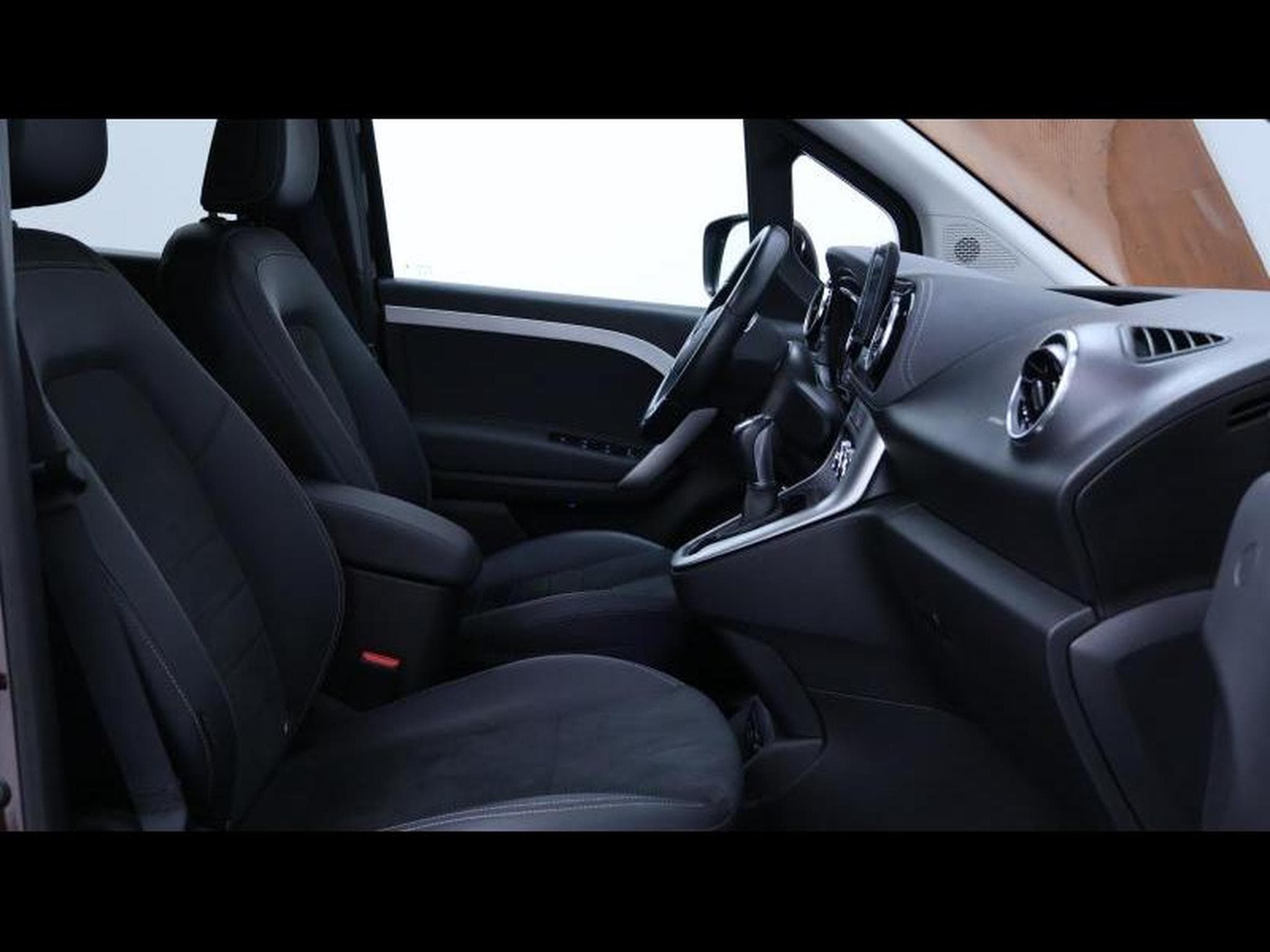 Mercedes T Style 7G-DCT (2023) - Photo 12