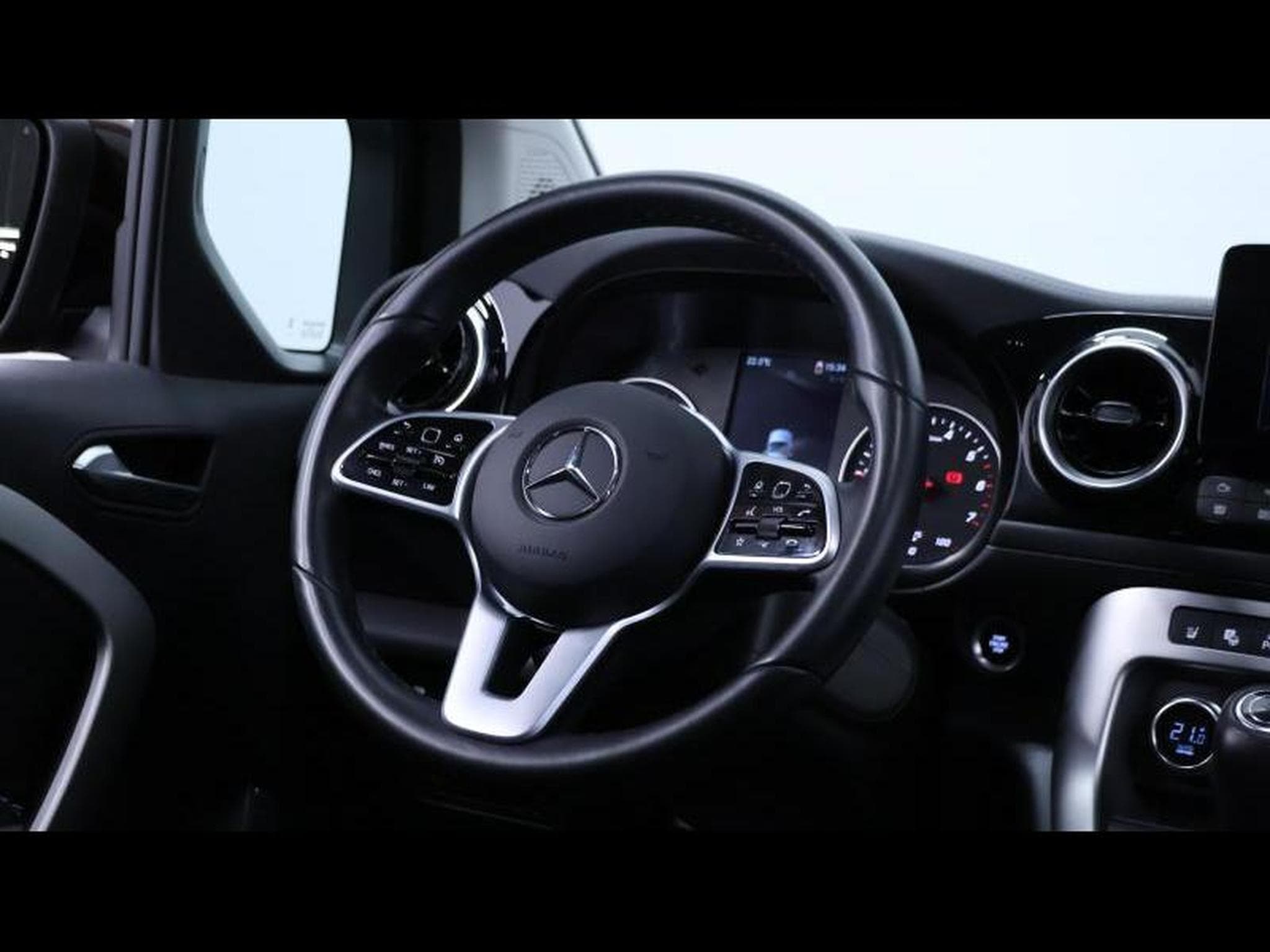 Mercedes T Style 7G-DCT (2023) - Photo 17