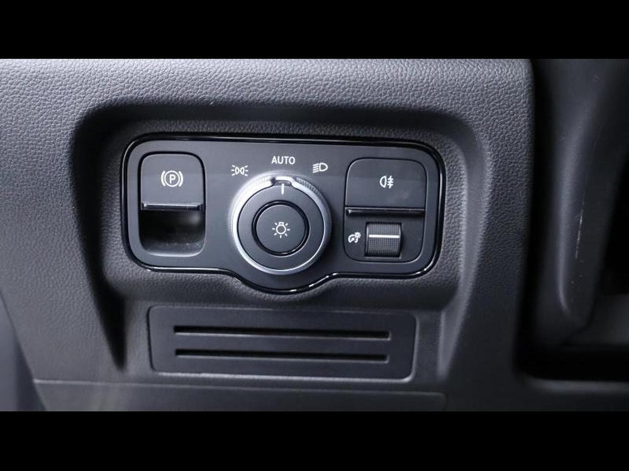 Mercedes T Style 7G-DCT (2023) - Photo 29