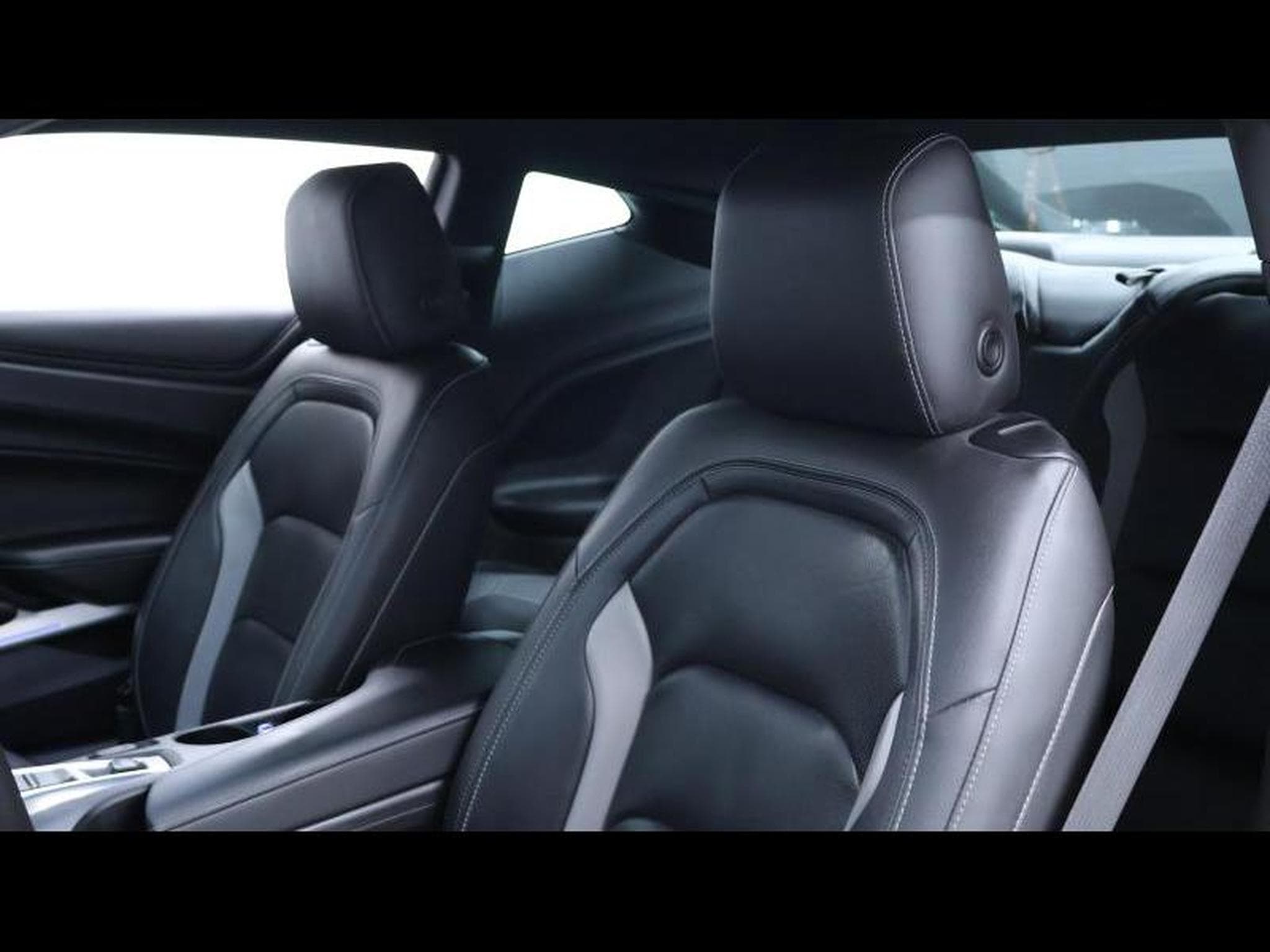 Chevrolet Camaro coupe 6.2 V8 453ch 50th anniversary boite manuelle (2016) - Photo 17