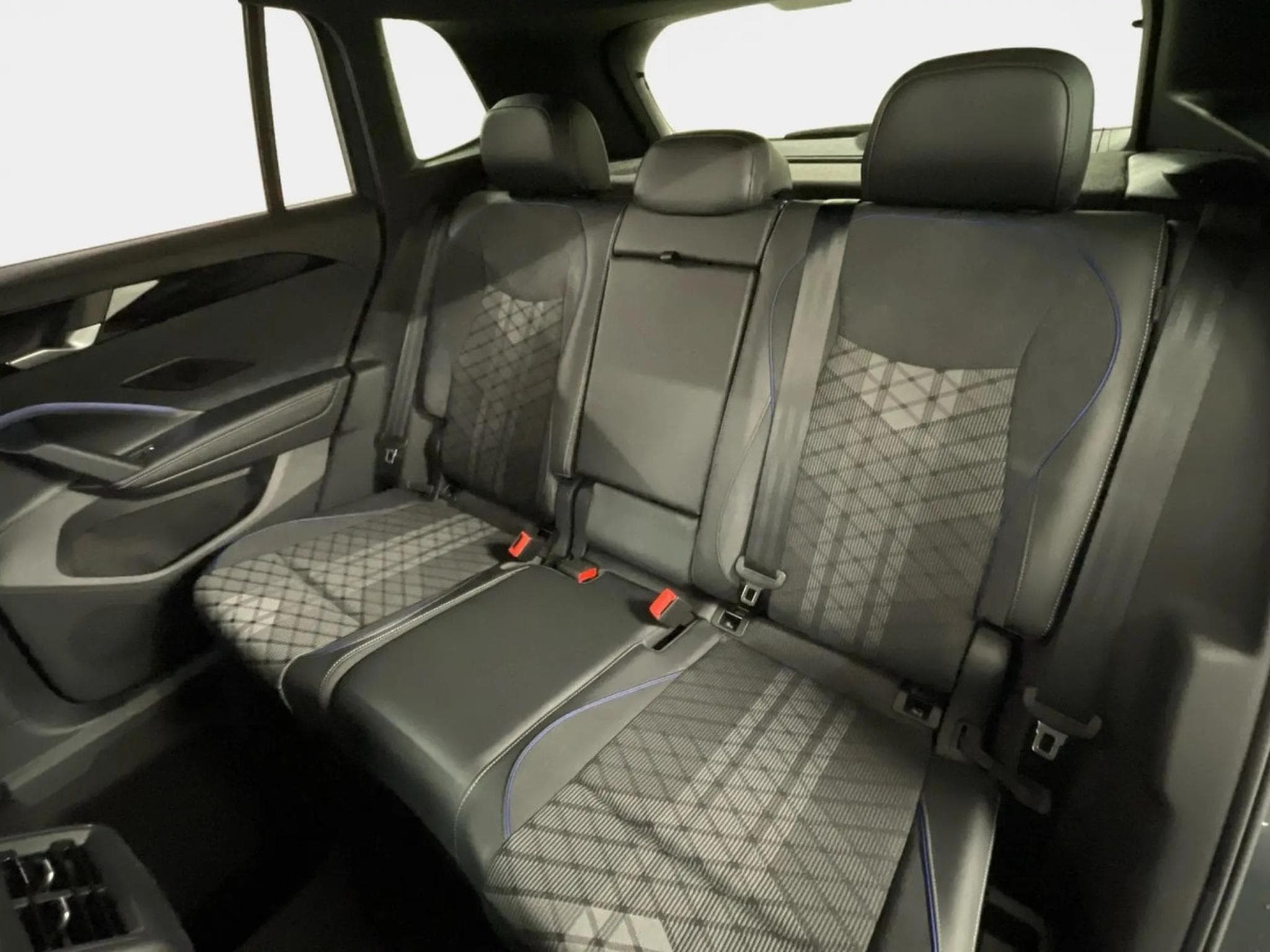 VW Tiguan R-Line 1.5 eTSI 110KW-150CV DSG7 - Attelage - Cam 360° - (2026) - Foto 14