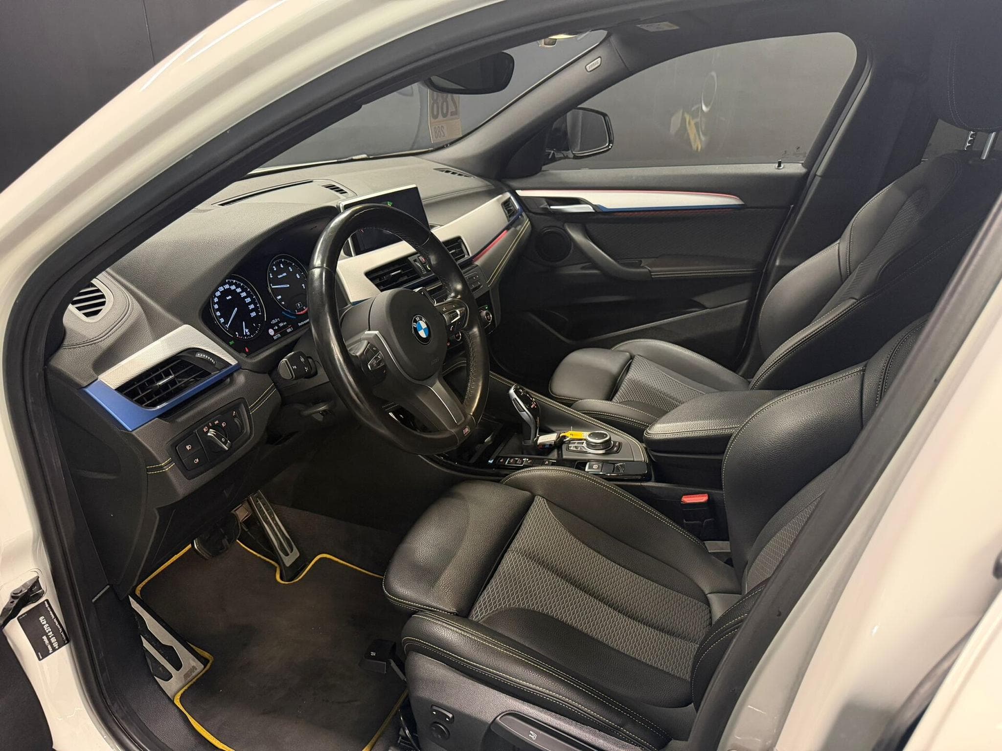 BMW X2 M35i FEUX LED / NAVI / HAYON ELEC (2021) - Photo 9