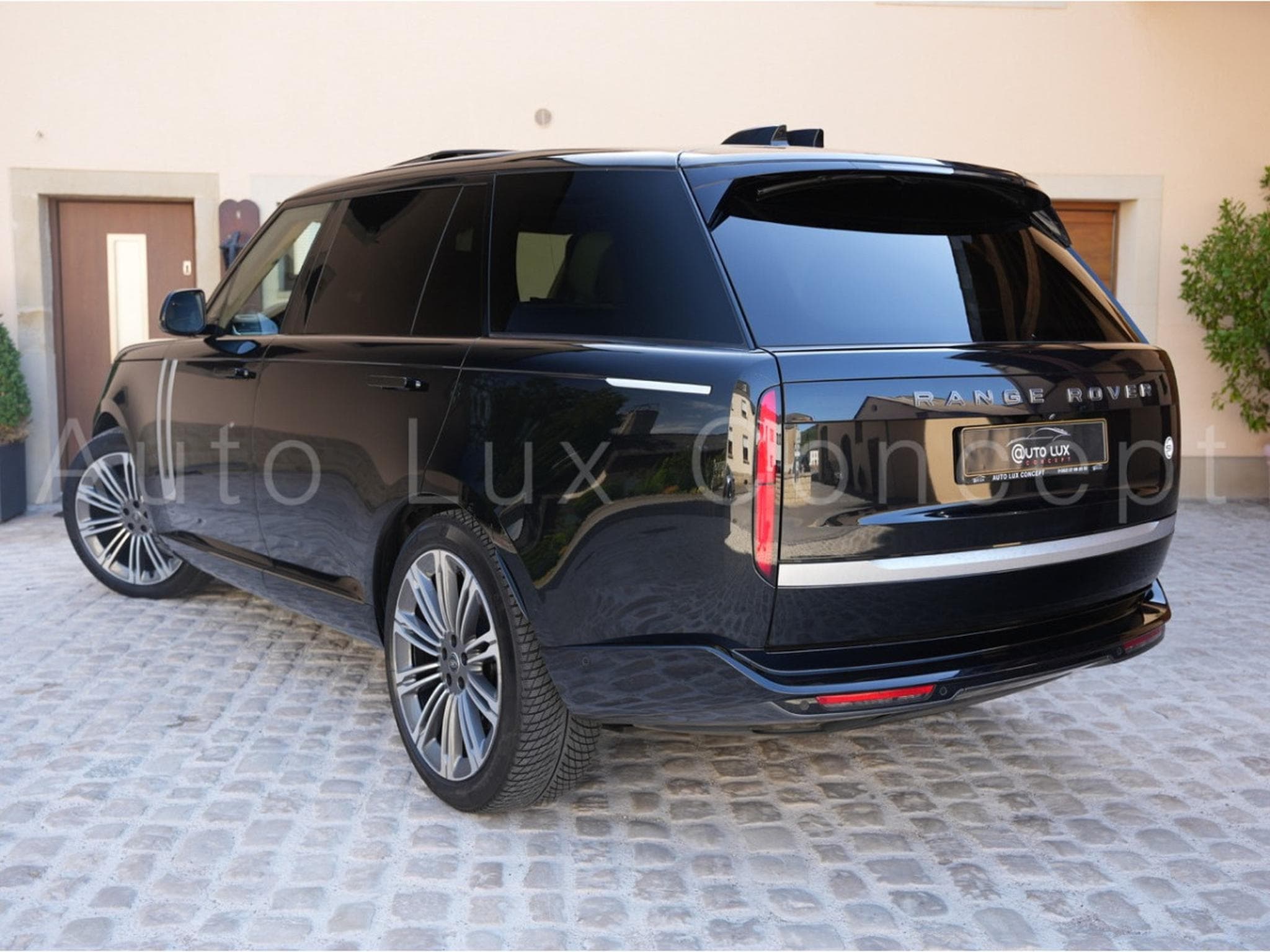Land-Rover Range Rover LWB P530 SV (2025) - Photo 4
