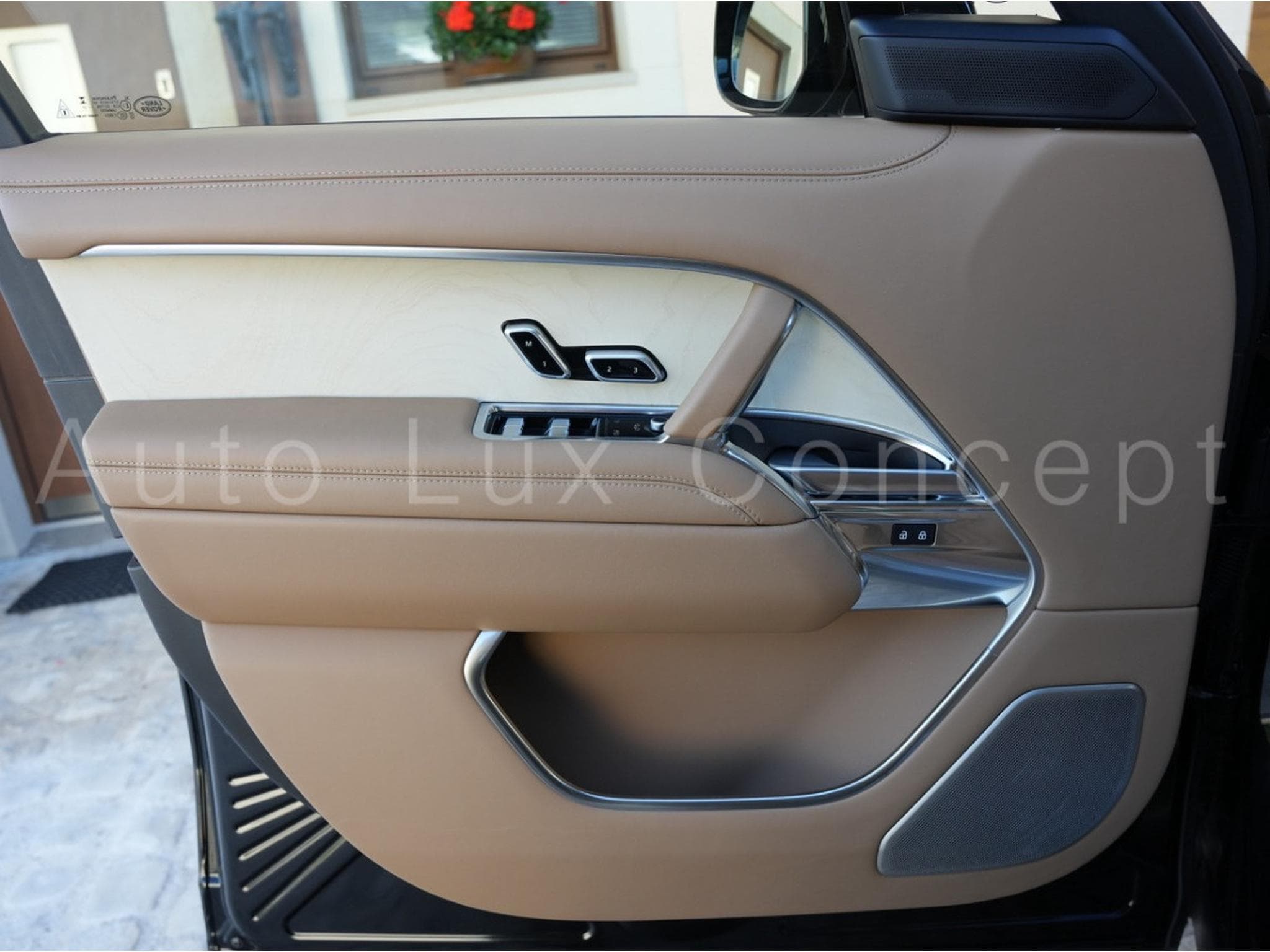 Land-Rover Range Rover LWB P530 SV (2025) - Photo 12