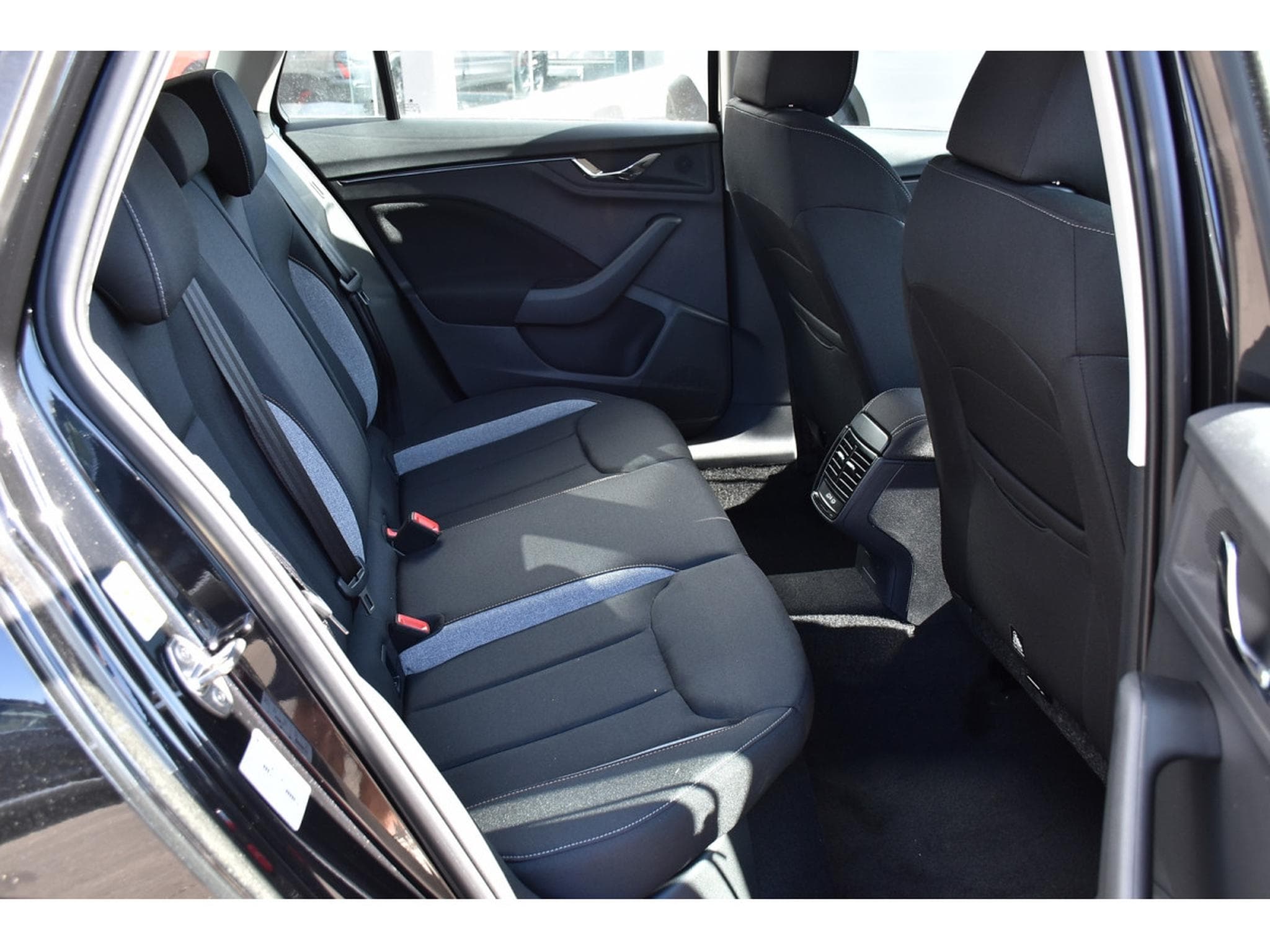 Skoda Kamiq 1.0 TSI 115 Selection DSG SG CHFF CLIMA REGUL SMARTLINK NEUF (2026) - Photo 8