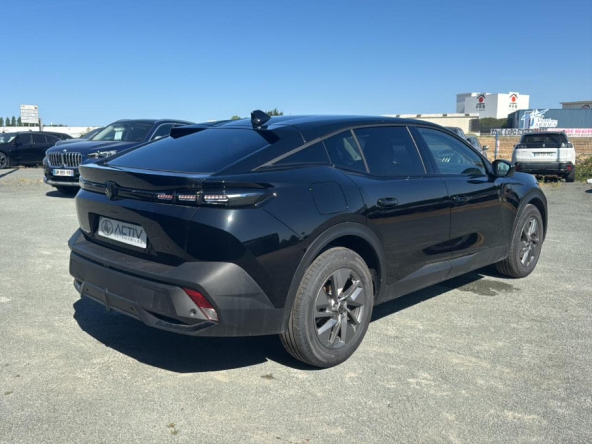 Peugeot 408 HYBRID 145 ALLURE E-DCS6 (2025) - Photo 5