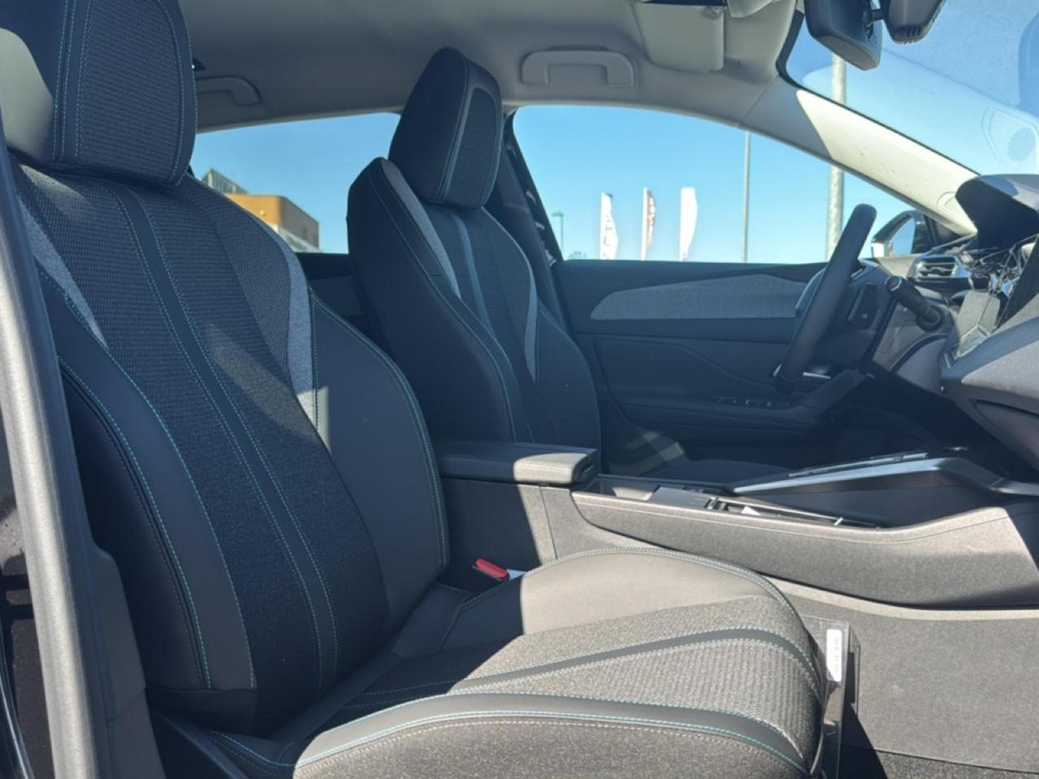 Peugeot 408 HYBRID 145 ALLURE E-DCS6 (2025) - Photo 13