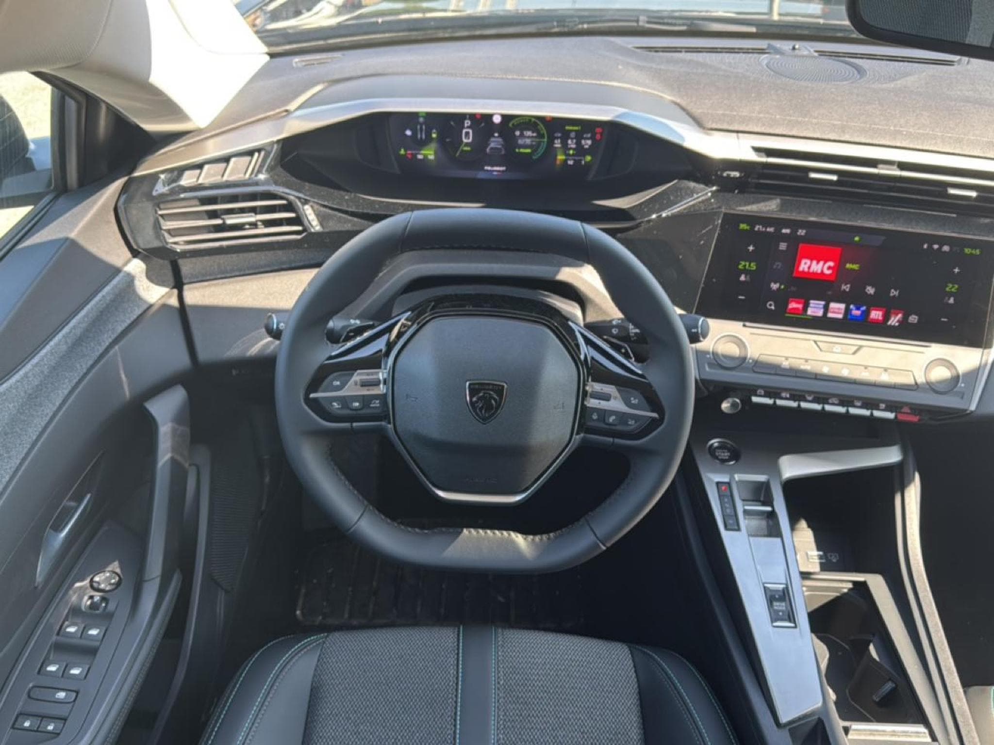 Peugeot 408 HYBRID 145 ALLURE E-DCS6 (2025) - Photo 11