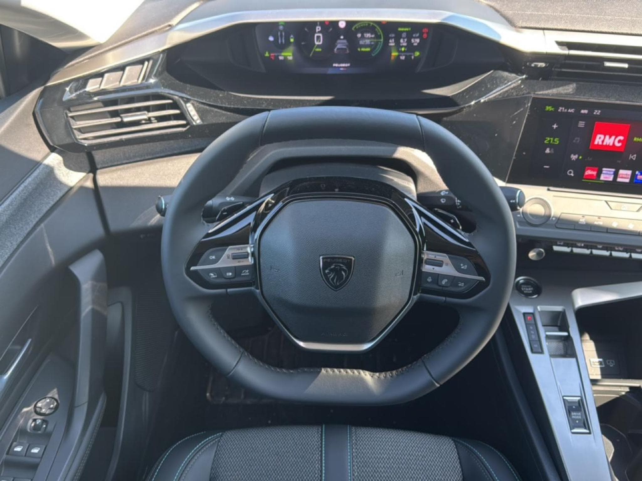 Peugeot 408 HYBRID 145 ALLURE E-DCS6 (2025) - Photo 12