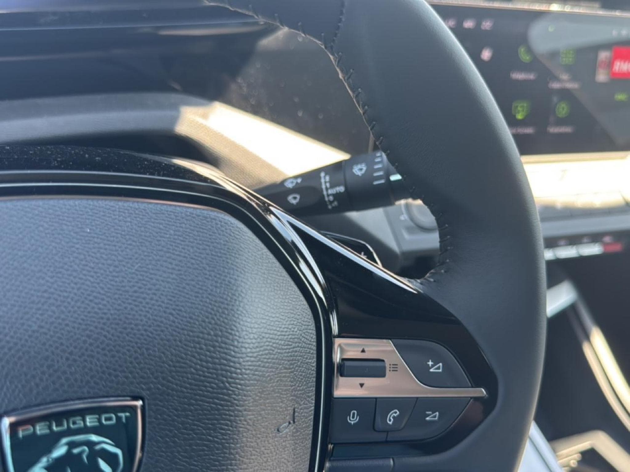Peugeot 408 HYBRID 145 ALLURE E-DCS6 (2025) - Photo 15