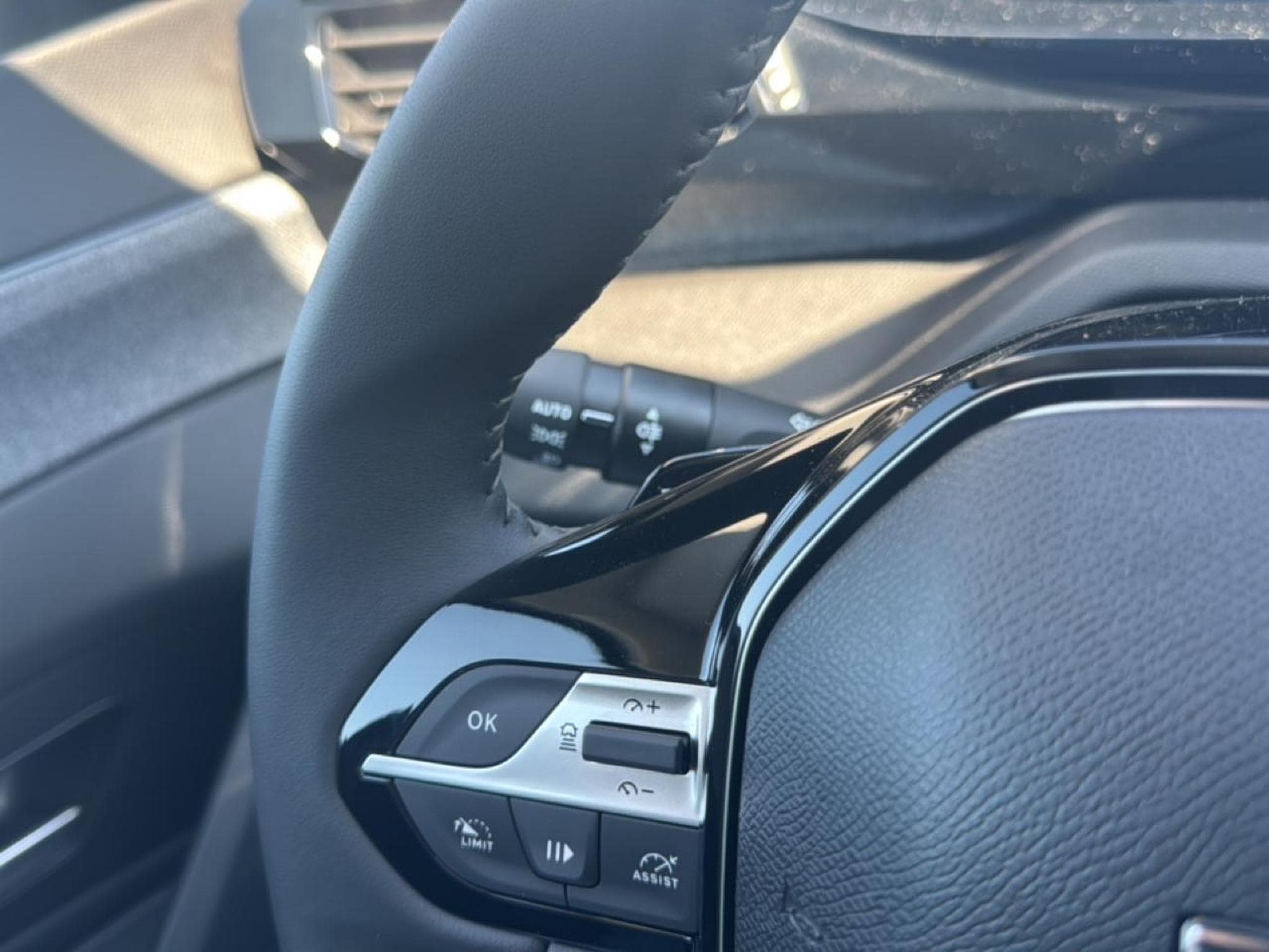Peugeot 408 HYBRID 145 ALLURE E-DCS6 (2025) - Photo 14