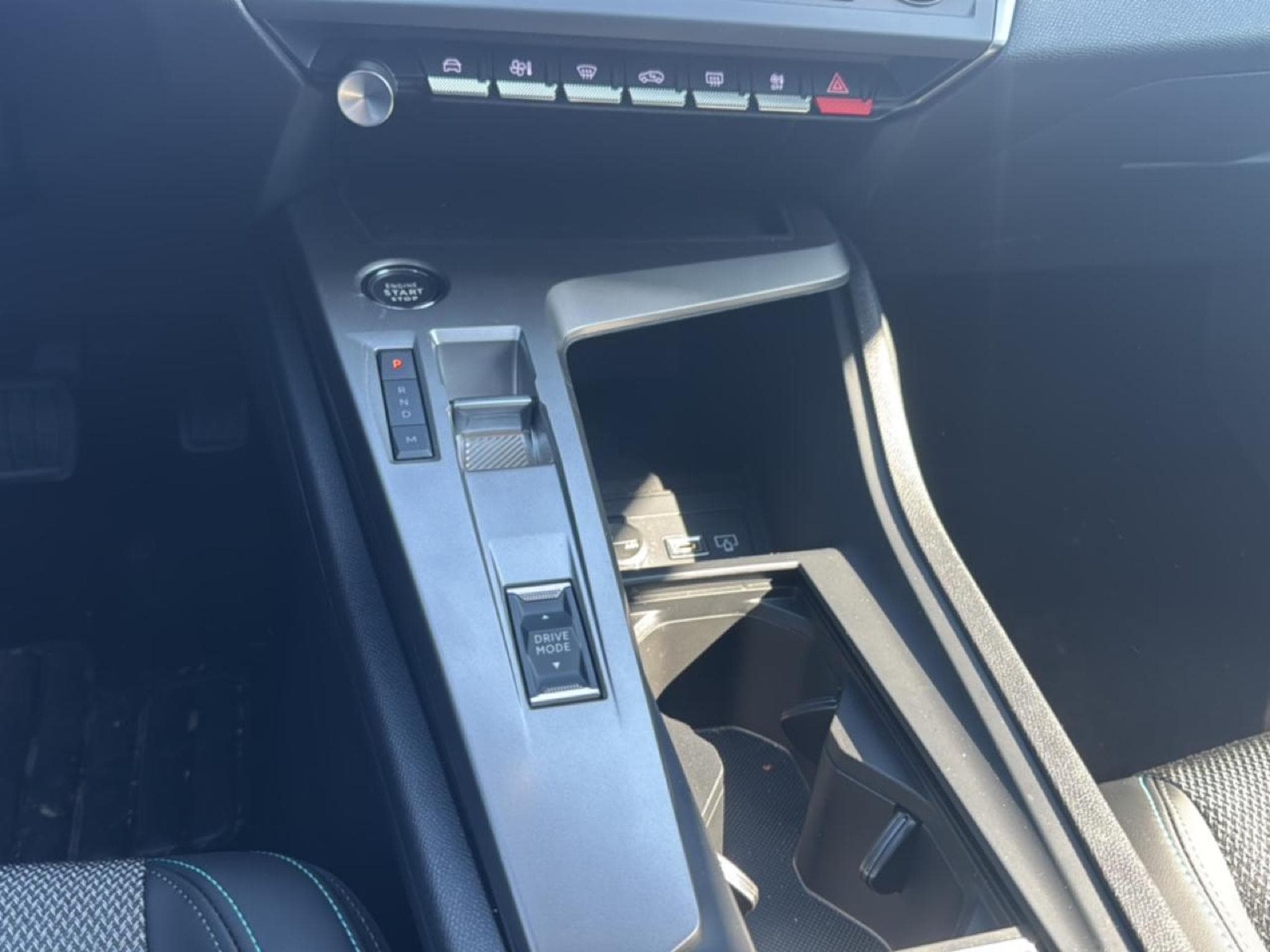 Peugeot 408 HYBRID 145 ALLURE E-DCS6 (2025) - Photo 16