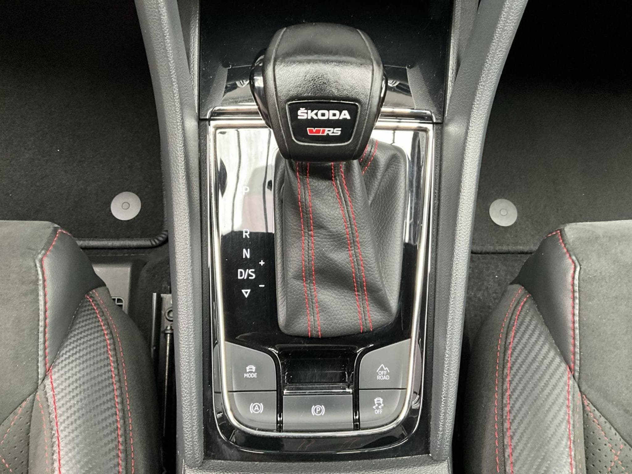 Skoda Kodiaq RS+DSG+4x4+Pano+AHK+Soundsytem+RearView (2024) - Foto 12