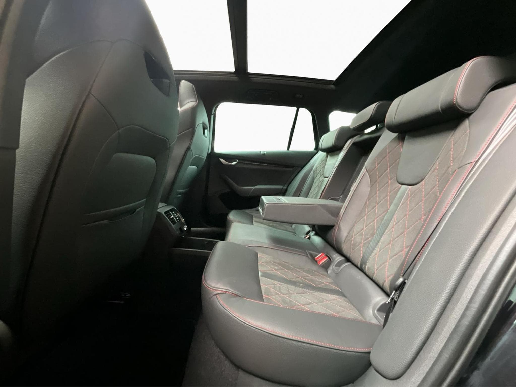 Skoda Octavia Rs+DSG+P.Assisted+Design-Suedia+AHK+Pano+360° (2025) - Foto 16