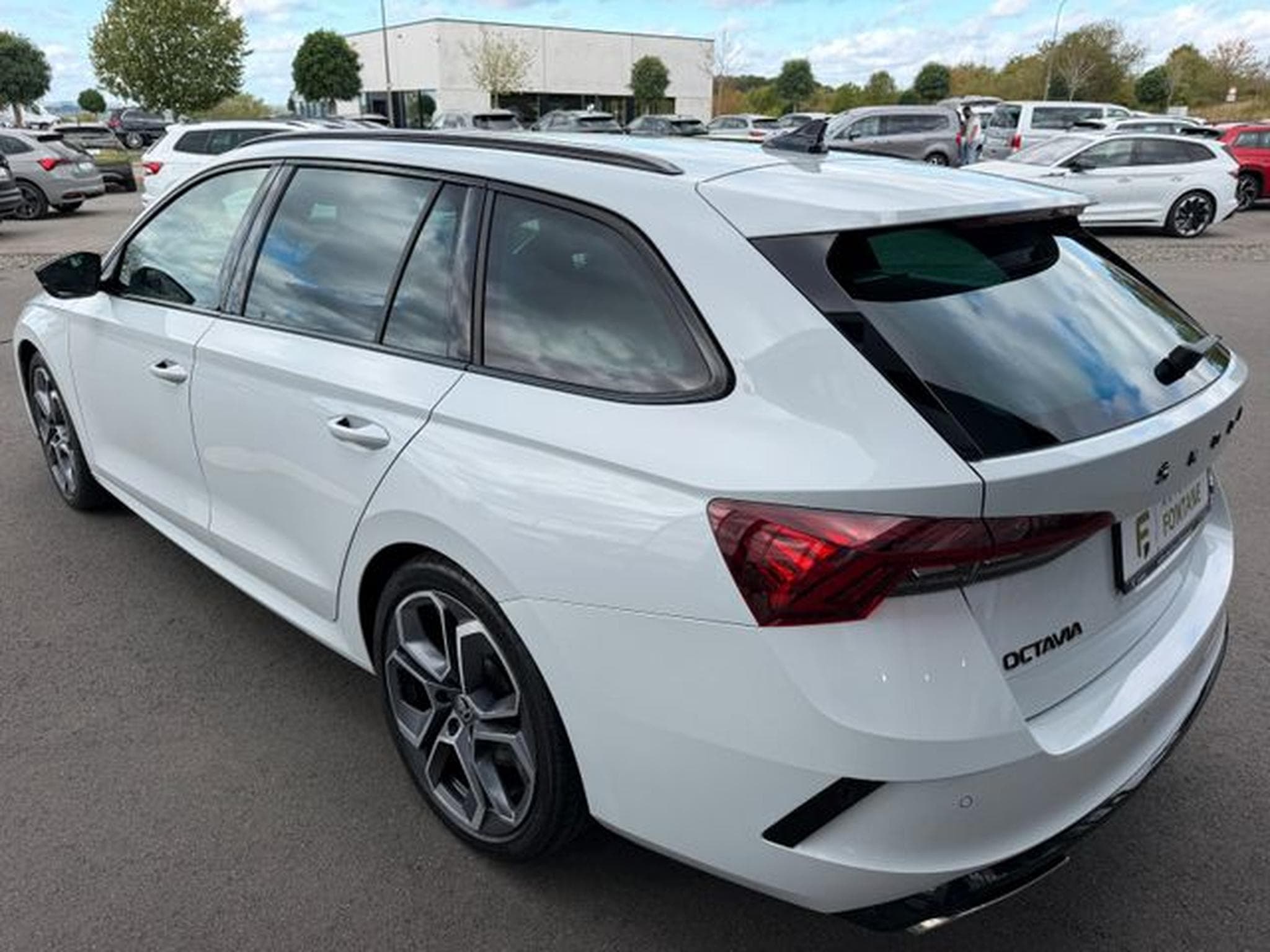 Skoda Octavia Octavia 2.0TSI RS 19" eAHK 4xSHZ Keyless Kamera (2024) - Photo 8