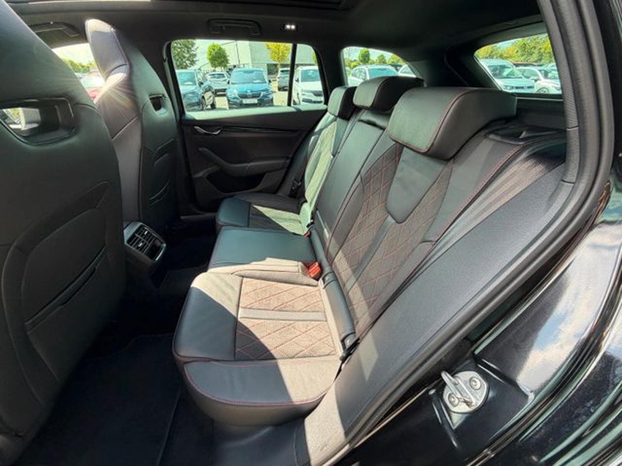 Skoda Octavia Octavia 2,0TDi Combi RS Pano 19" Alcan. Massage (2023) - Foto 12