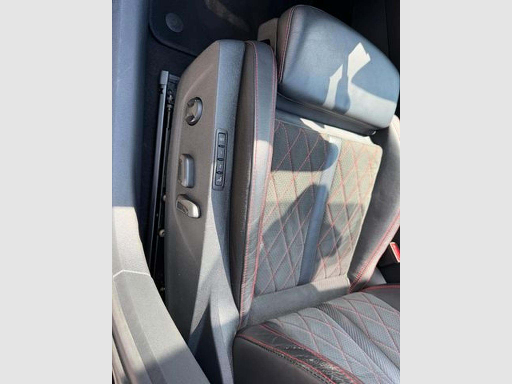 Skoda Octavia Octavia 2,0TDi Combi RS Pano 19" Alcan. Massage (2023) - Foto 11