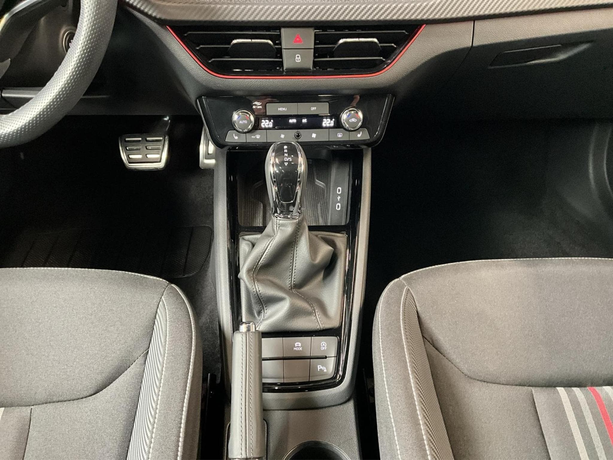 Skoda Kamiq Monte-Carlo+DSG+RearView+LED+P.Ass.-Drive+ (2025) - Photo 12