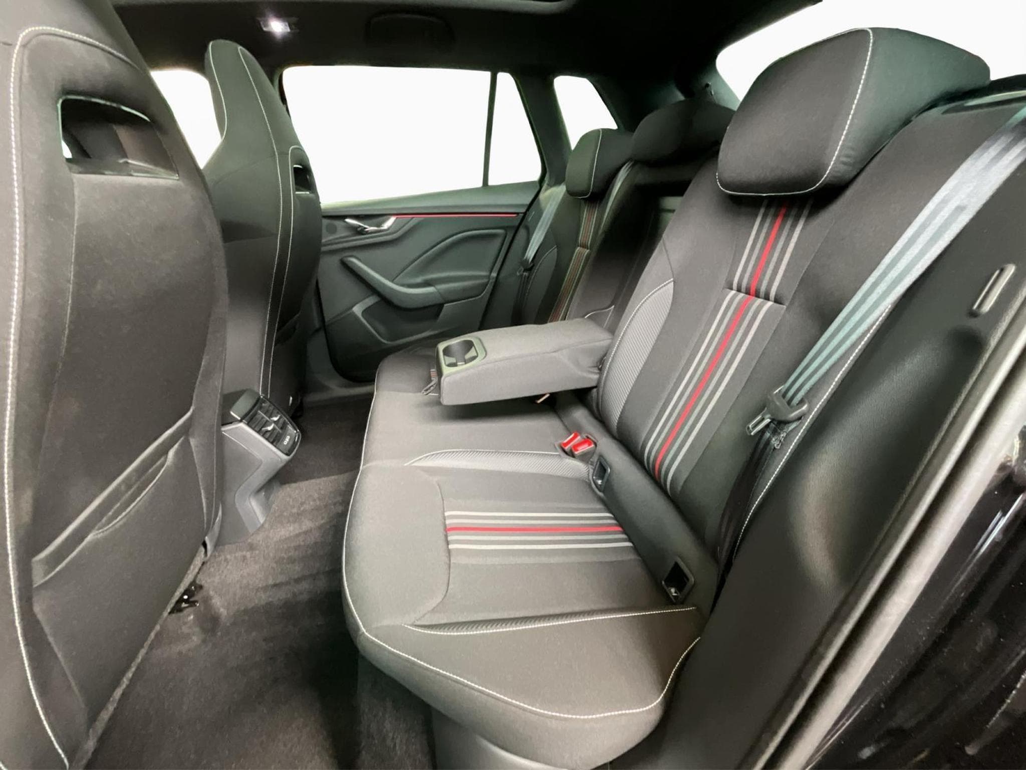 Skoda Kamiq Monte-Carlo+DSG+RearView+LED+P.Ass.-Drive+ (2025) - Photo 16