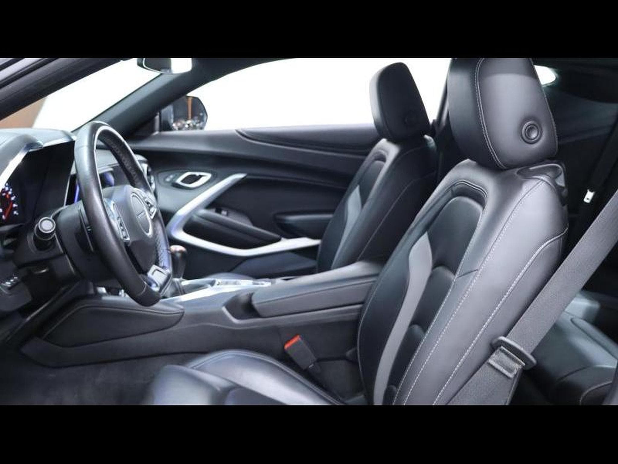 Chevrolet Camaro coupe 6.2 V8 453ch 50th anniversary boite manuelle (2018) - Photo 16