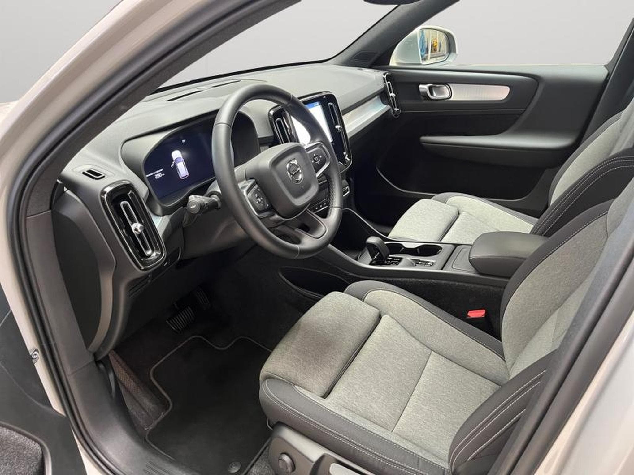 Volvo XC40 B3 Core / Essence (2024) - Foto 11