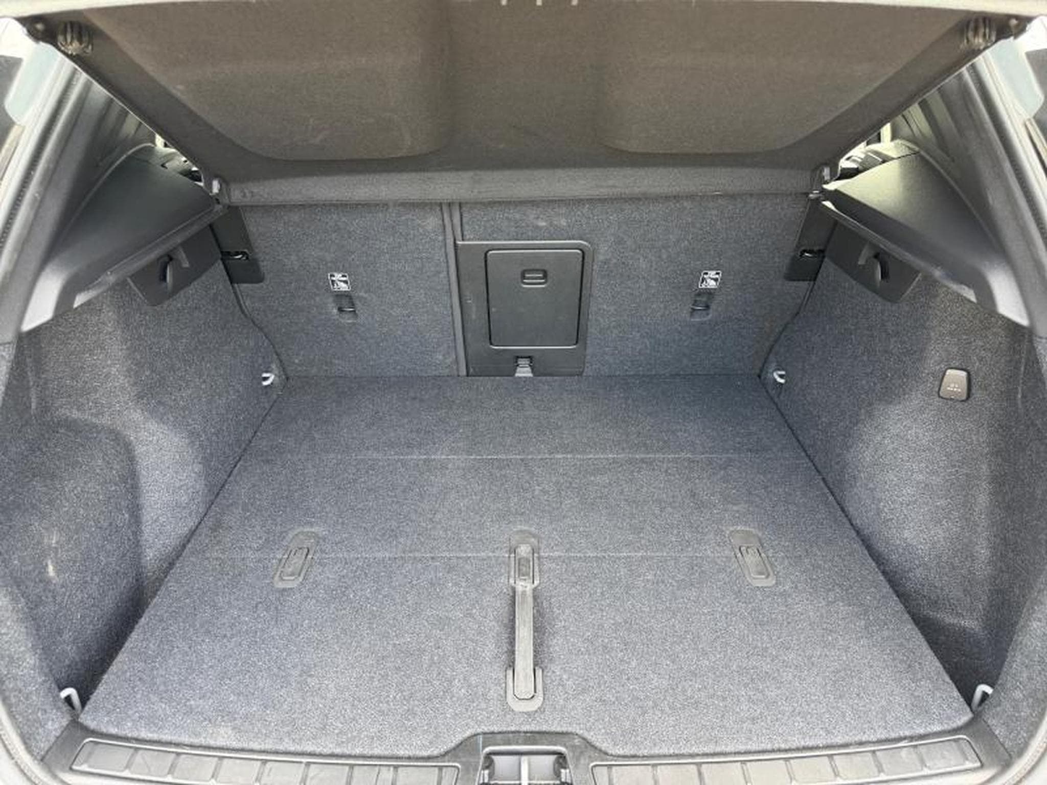 Volvo XC40 B3 Core / Essence (2025) - Foto 19
