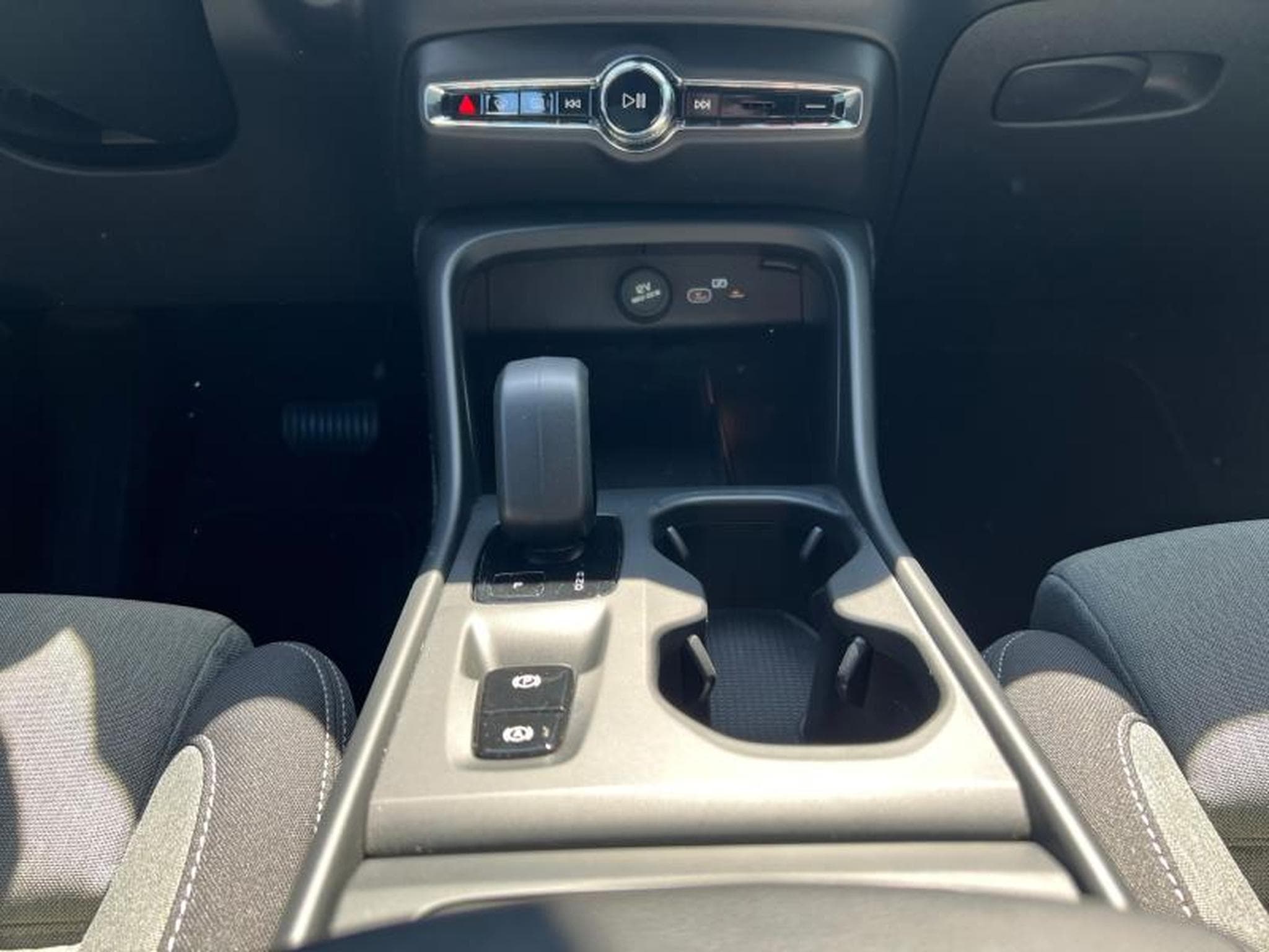 Volvo XC40 B3 Core / Essence (2024) - Foto 11