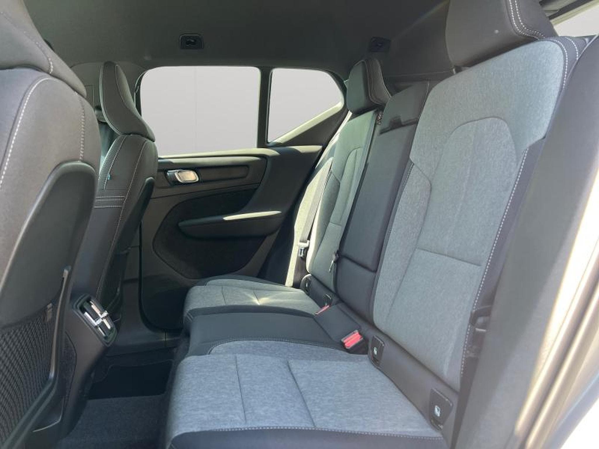 Volvo XC40 B3 Core / Essence (2024) - Foto 13