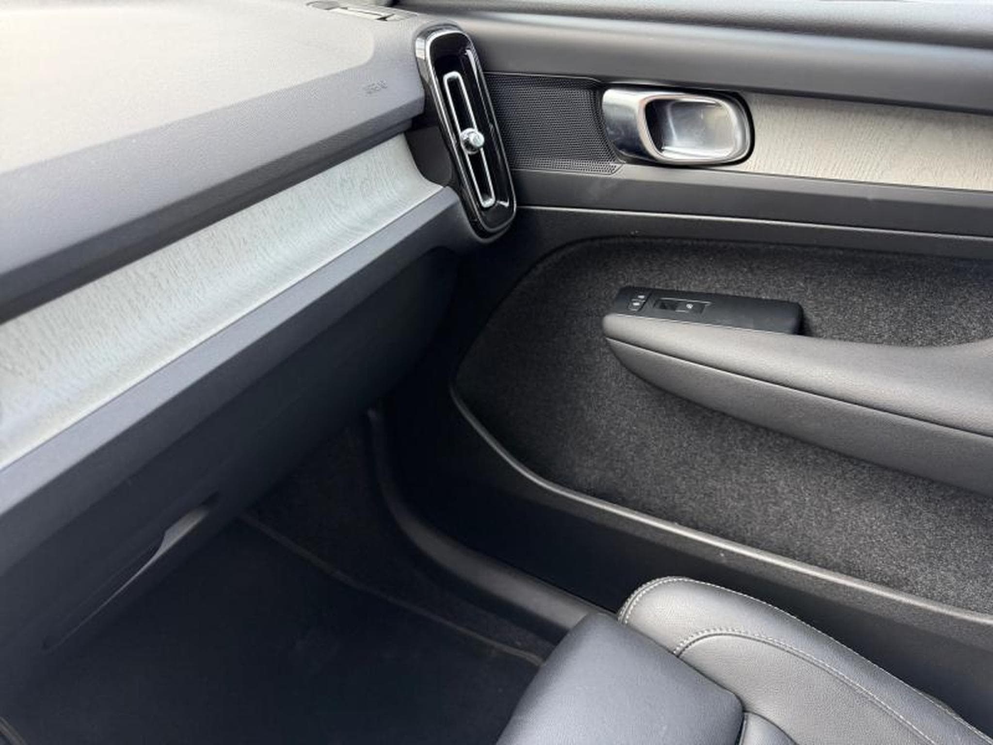 Volvo XC40 B3 Core / Essence (2025) - Foto 21