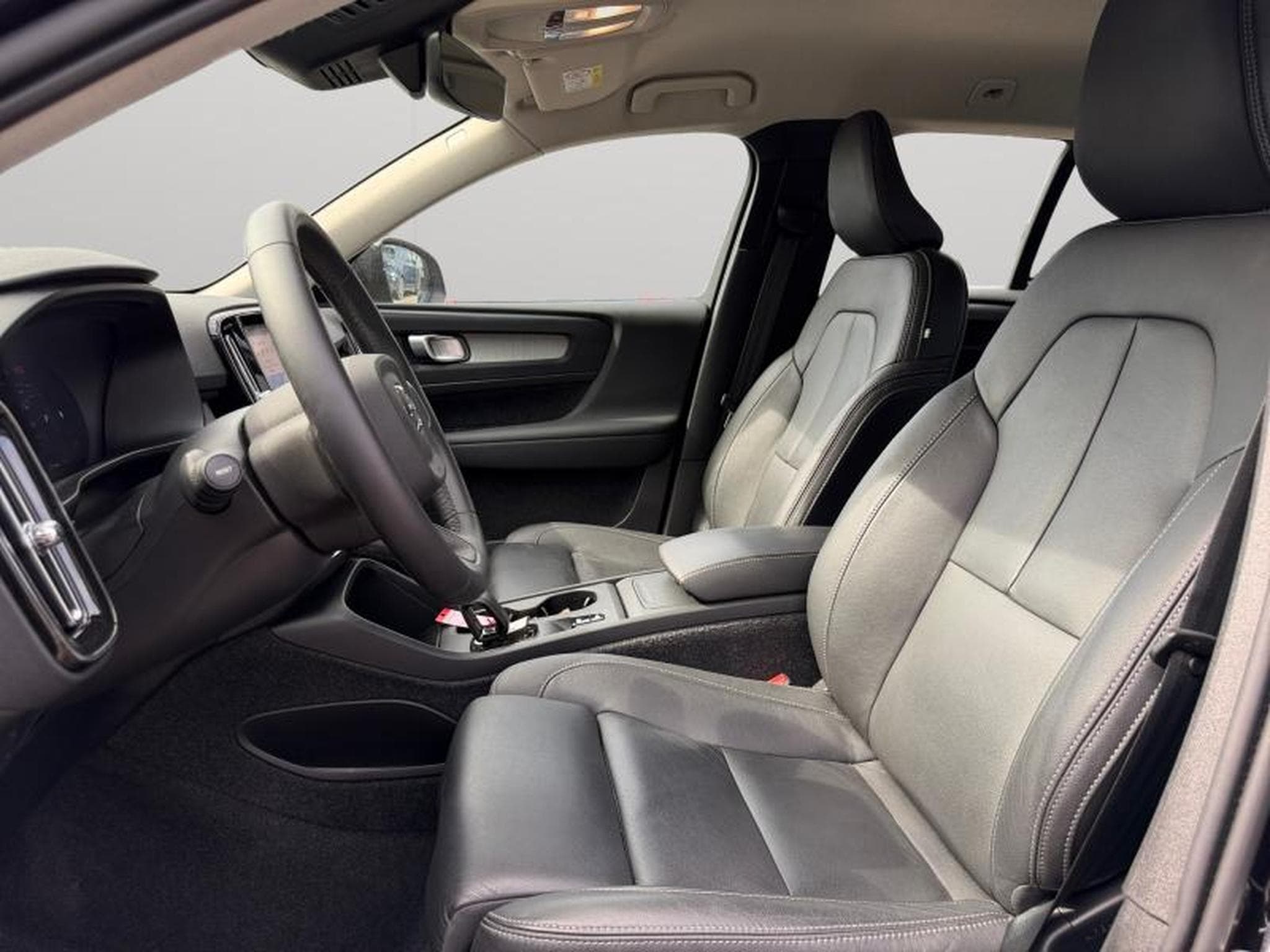 Volvo XC40 B3 Core 2026 / Essence (2025) - Foto 10