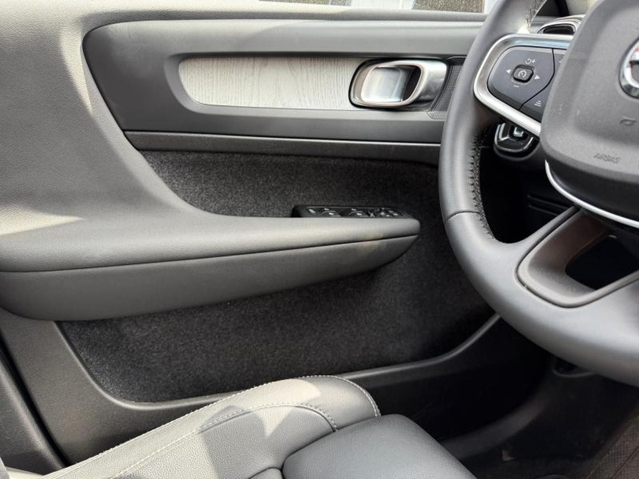 Volvo XC40 B3 Core 2026 / Essence (2025) - Foto 20