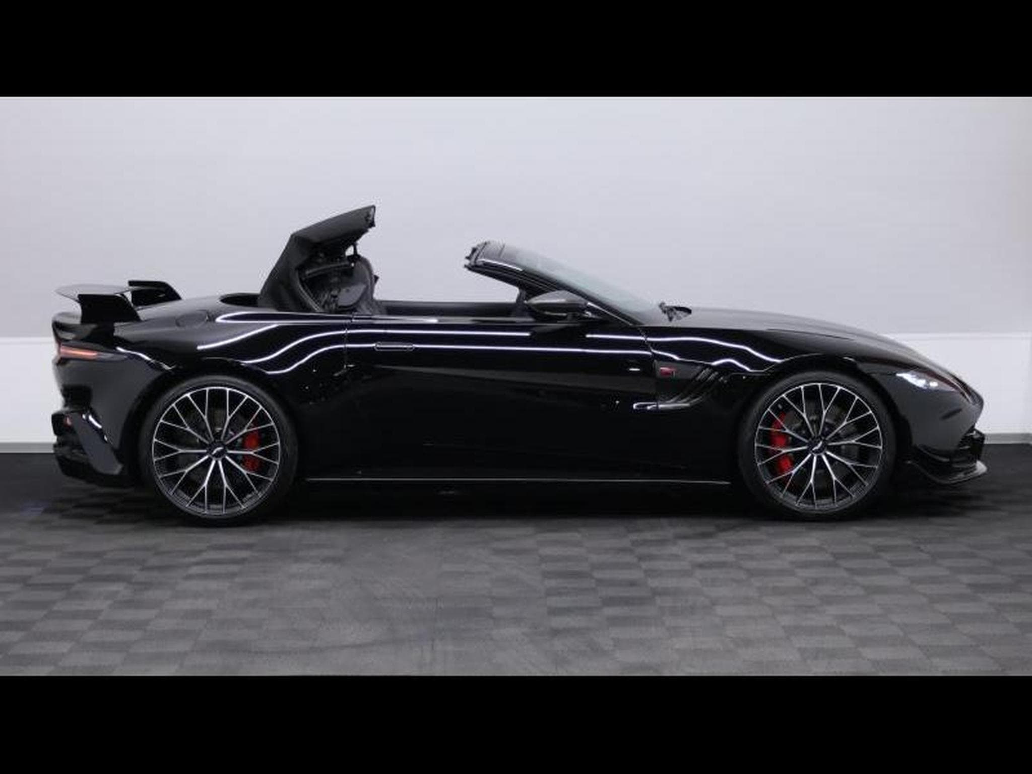 Aston-Martin V8 Vantage Roadster F1 Edition (2022) - Photo 11
