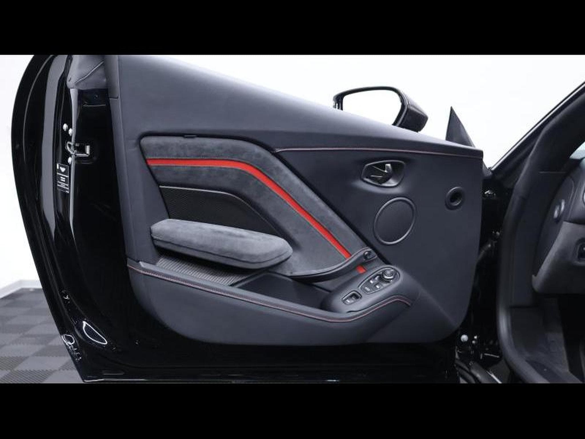 Aston-Martin V8 Vantage Roadster F1 Edition (2022) - Photo 37