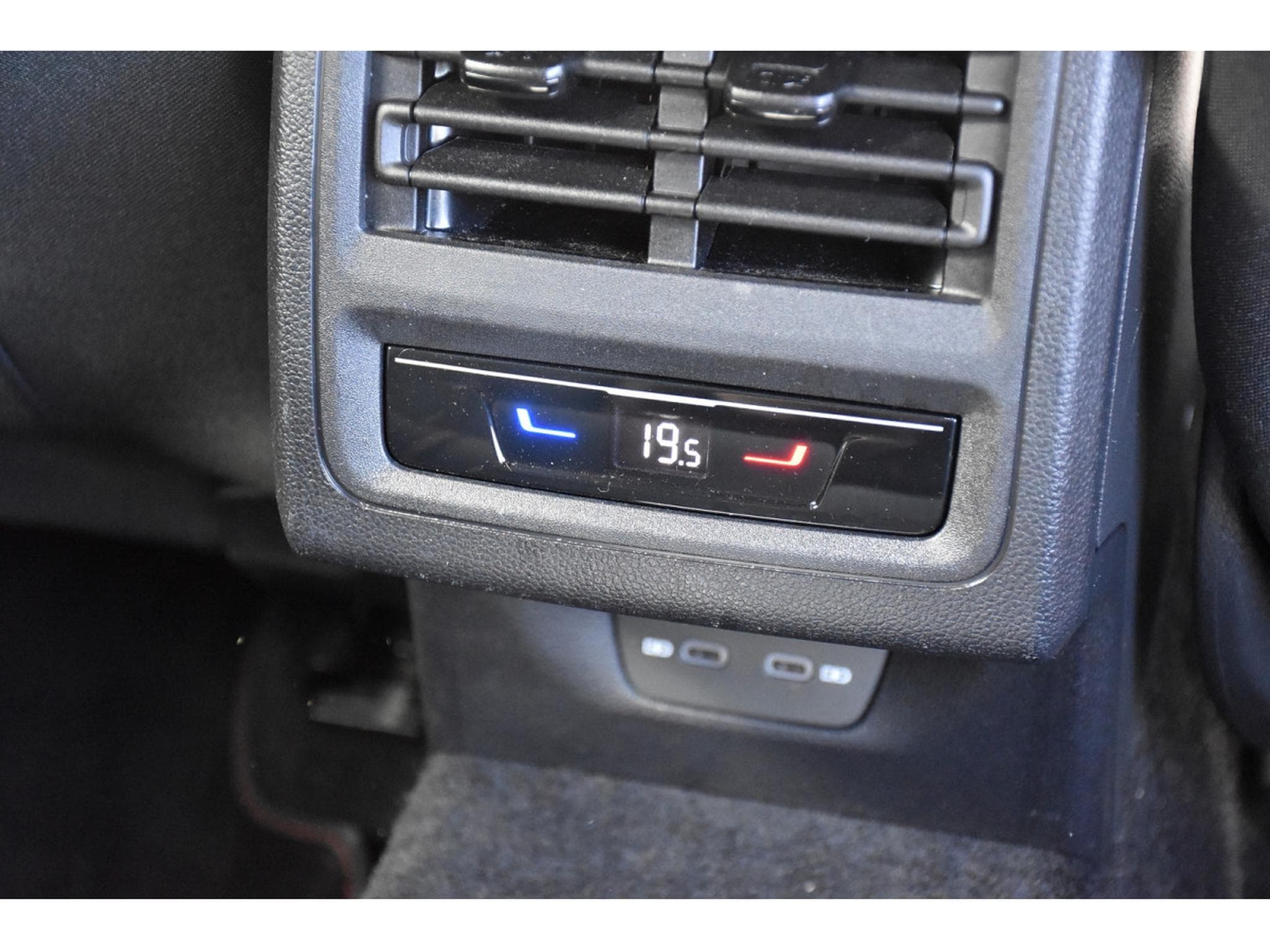 VW Golf GTI 2.0 TSI DSG ACC TRAVEL ATT RMQ LANE CAM (2023) - Photo 23