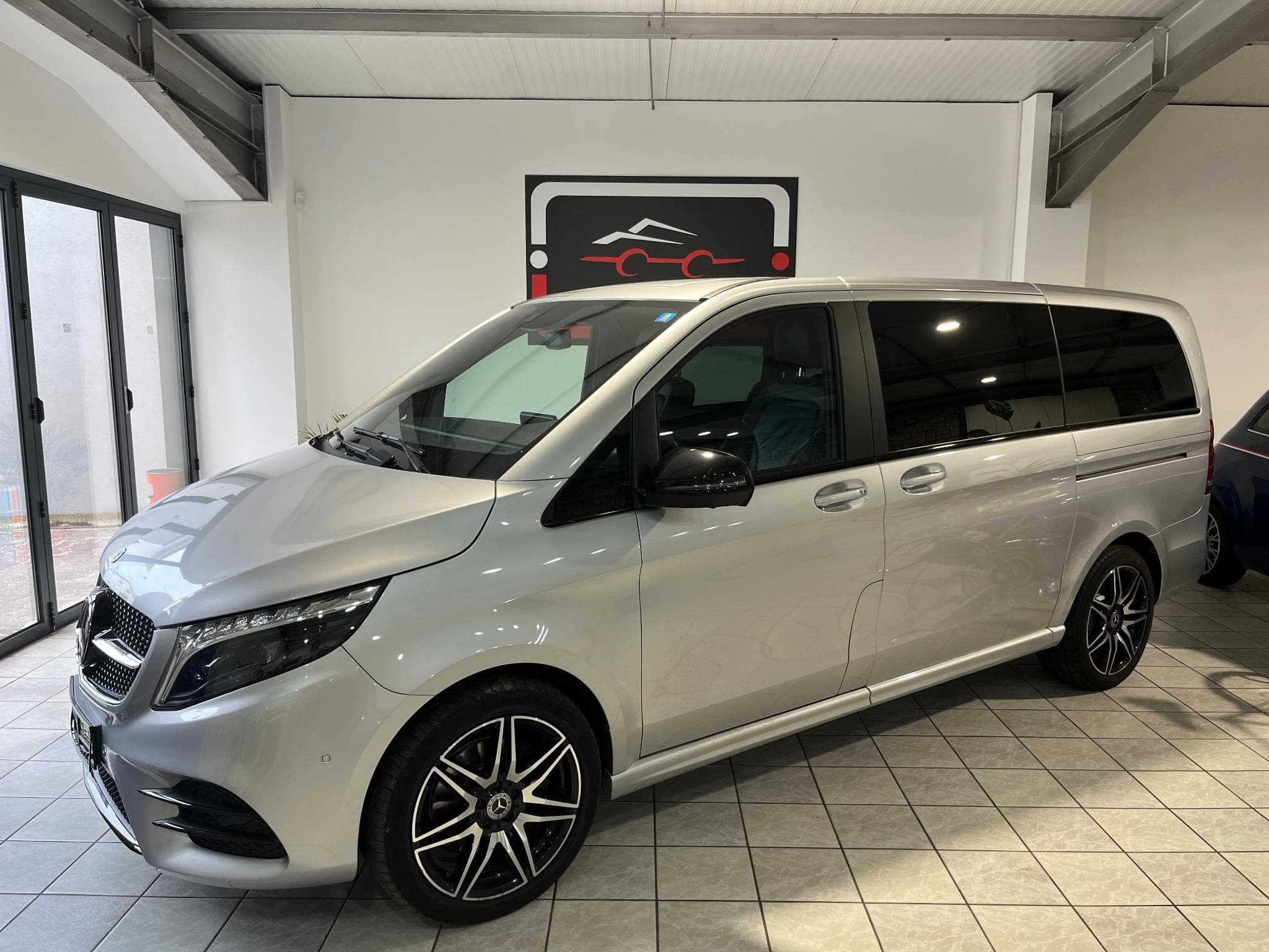 Mercedes V 300 4Matic 9G-TRONIC Long / L2 7 places Avantgarde Pack AMG Line (2023) - Foto 1