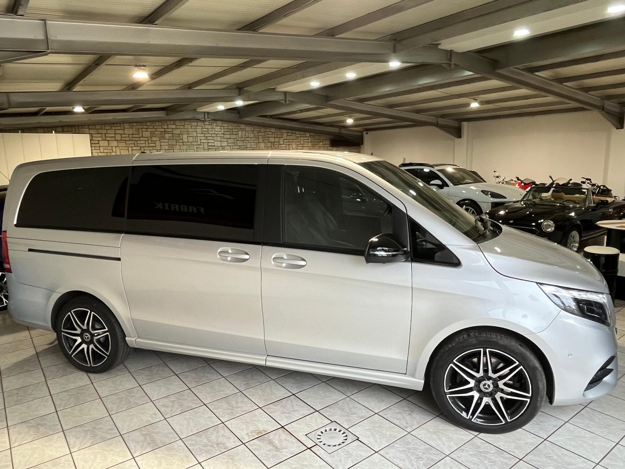 Mercedes V 300 4Matic 9G-TRONIC Long / L2 7 places Avantgarde Pack AMG Line (2023) - Foto 6