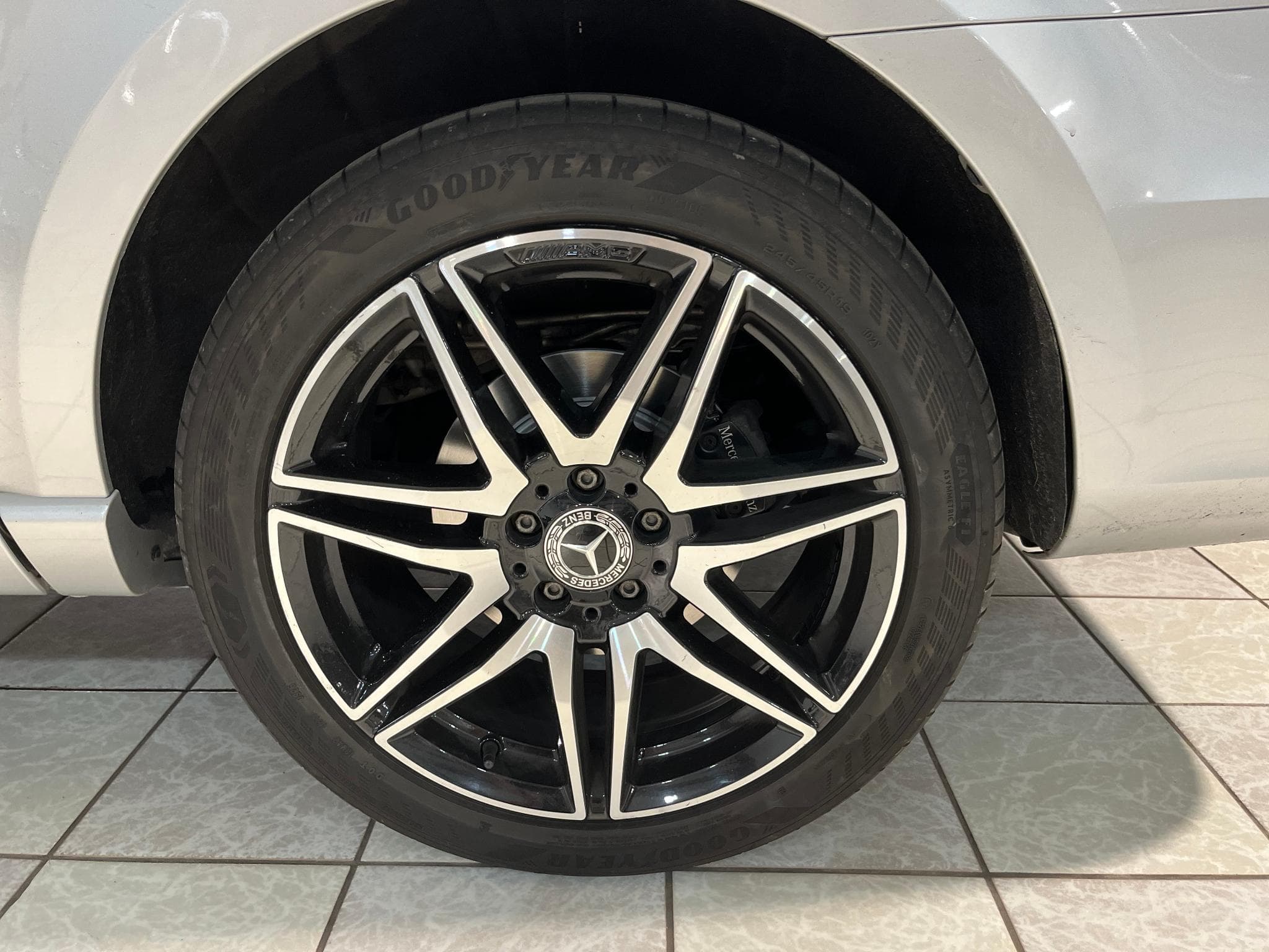 Mercedes V 300 4Matic 9G-TRONIC Long / L2 7 places Avantgarde Pack AMG Line (2023) - Foto 22