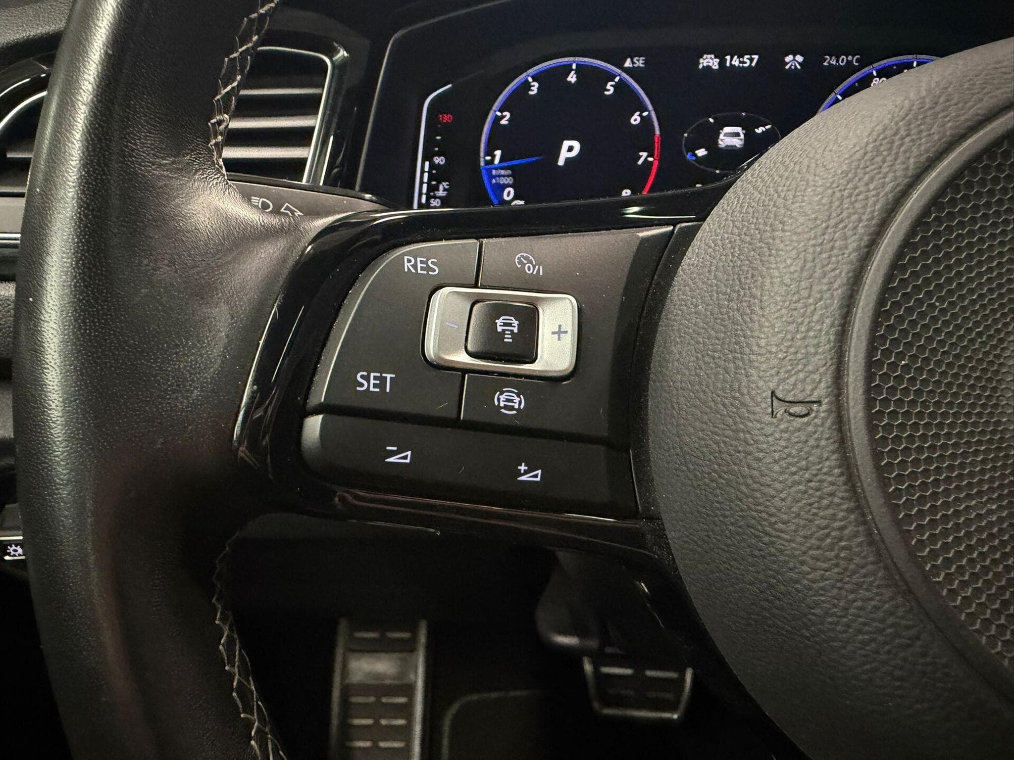 VW T-Roc R 4Motion 2.0 TSI 300cv CAMERA/PANO/ATTELAGE (2022) - Photo 11
