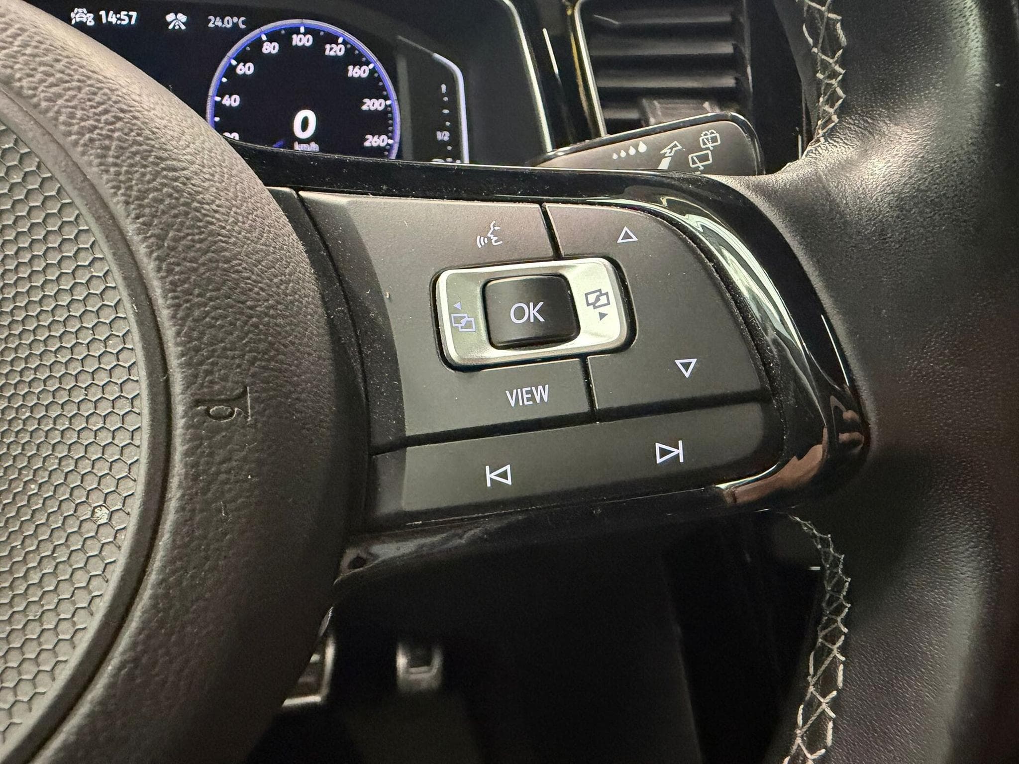 VW T-Roc R 4Motion 2.0 TSI 300cv CAMERA/PANO/ATTELAGE (2022) - Photo 12