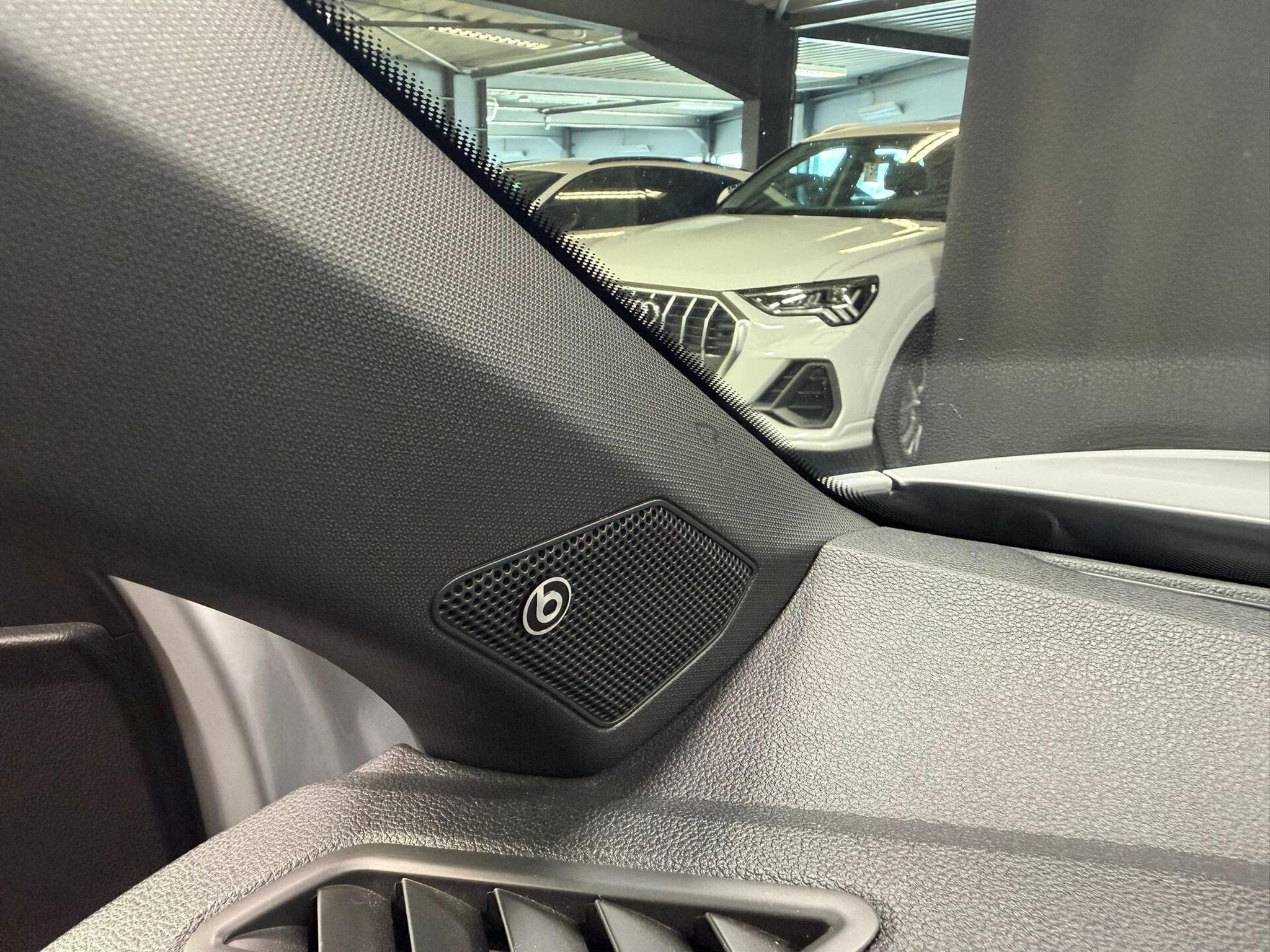 VW T-Roc R 4Motion 2.0 TSI 300cv CAMERA/PANO/ATTELAGE (2022) - Photo 10