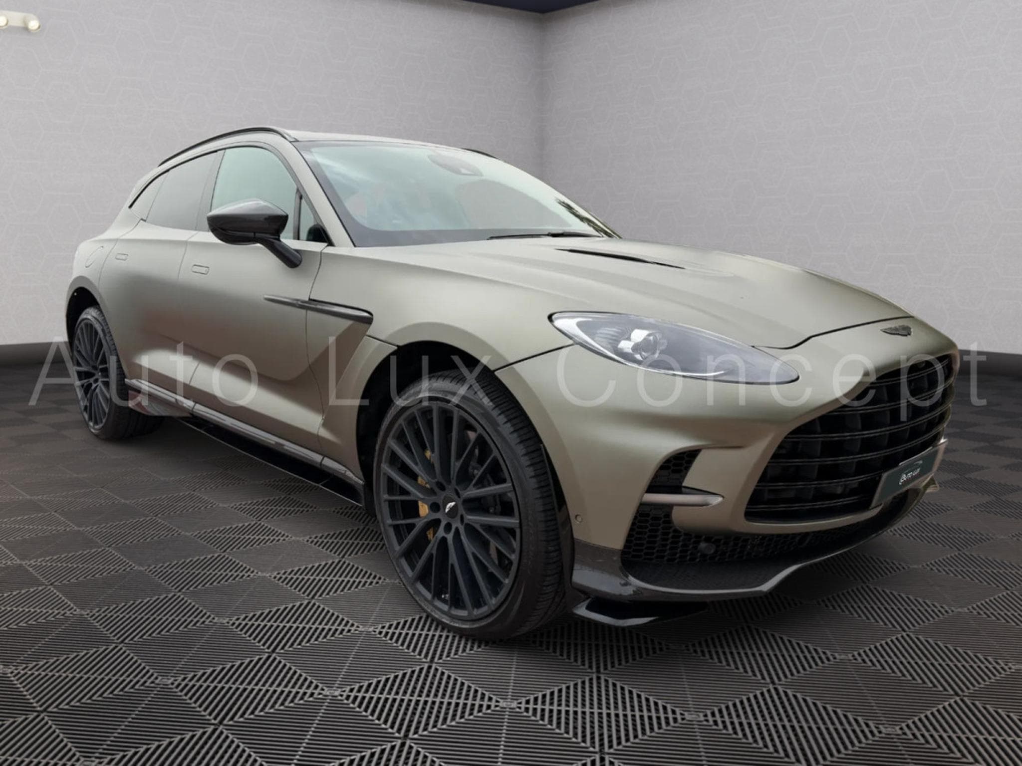 Aston-Martin DBX 707 (2022) - Photo 2